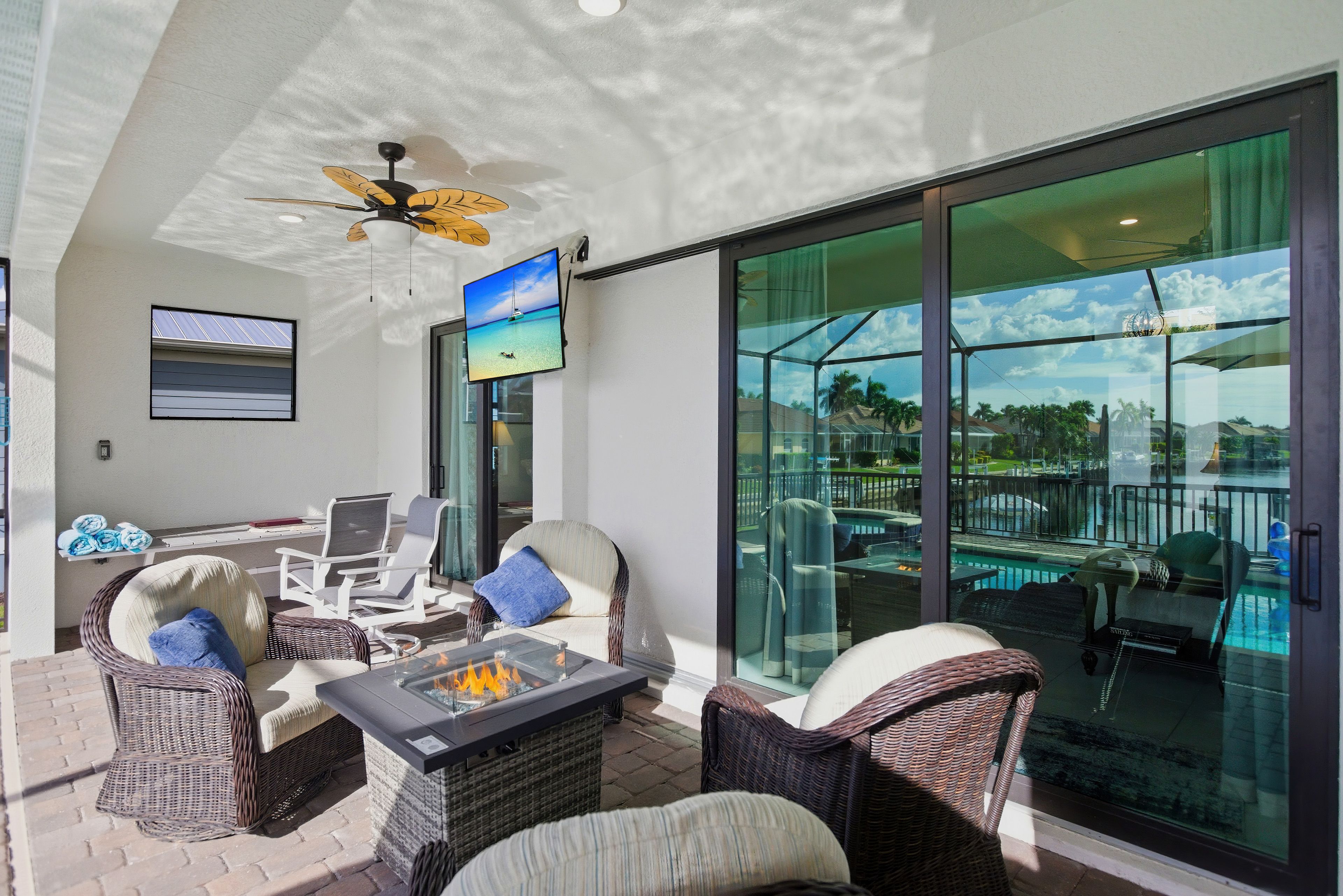 Lanai | Fire Table | Smart TV | Heated Pool | Hot Tub | Gas Grill