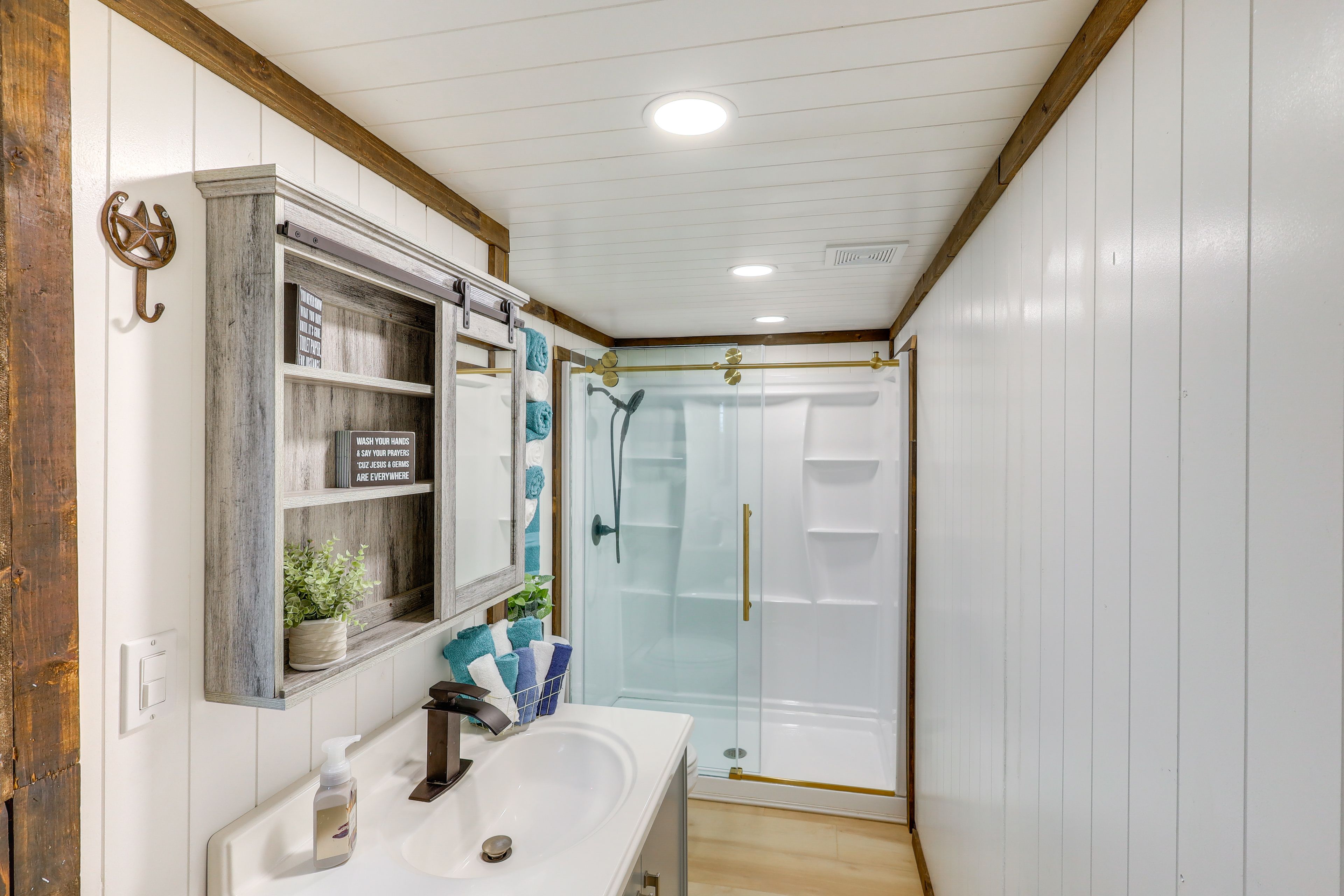Full Bathroom | Complimentary Toiletries | Towels Provided