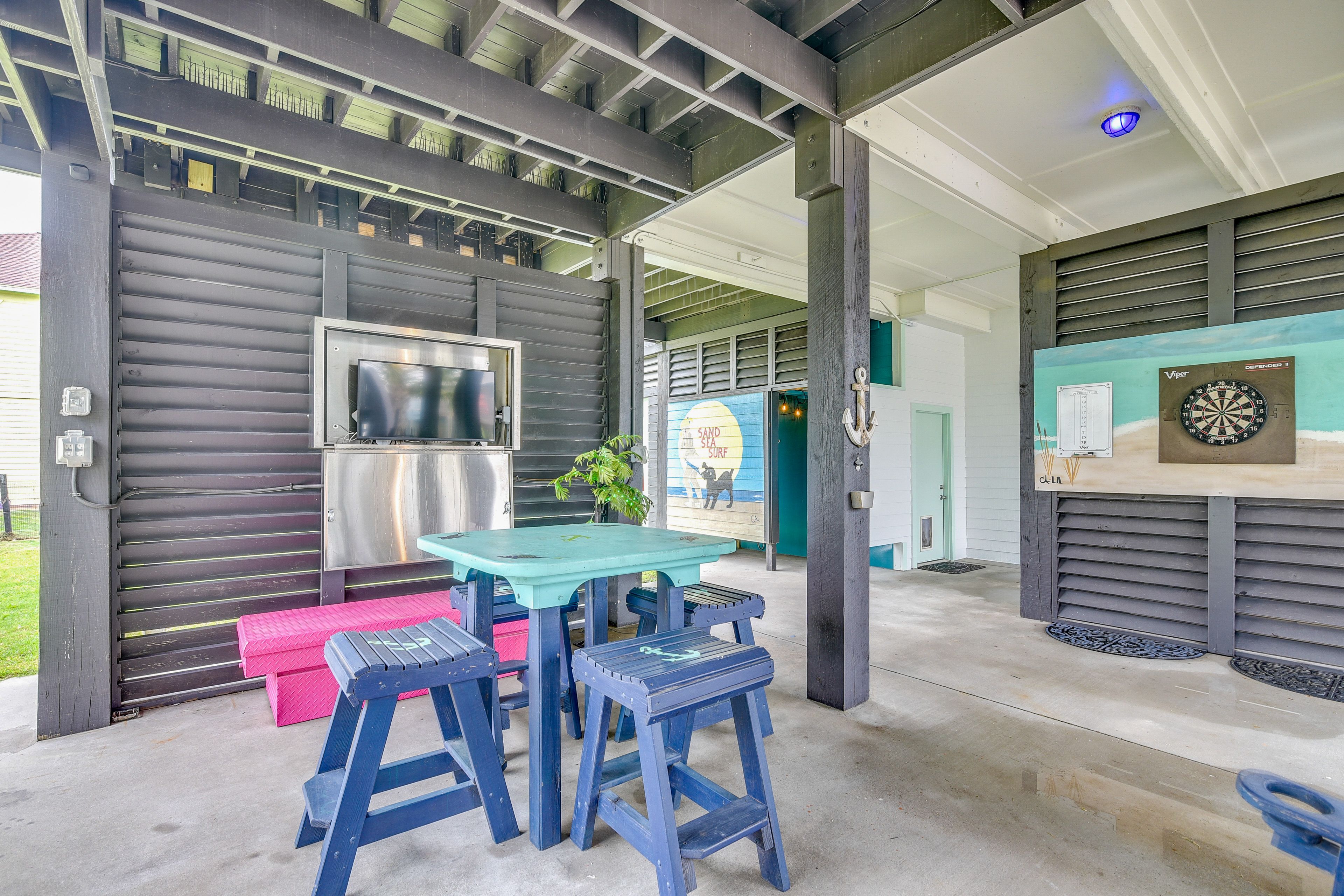Lower Patio | Bar w/ Smart TV | Dartboard