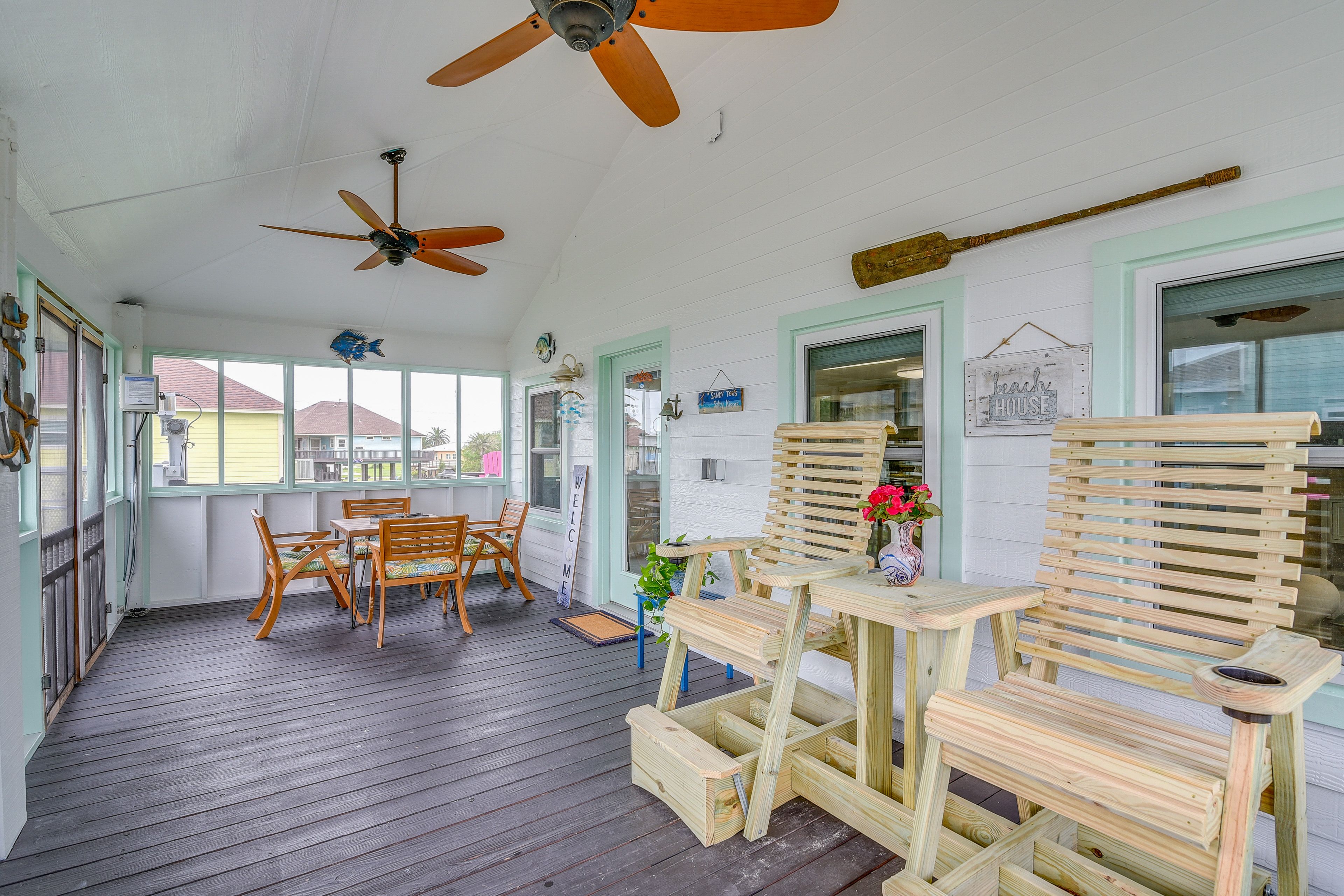 Screened Porch | Dining Area