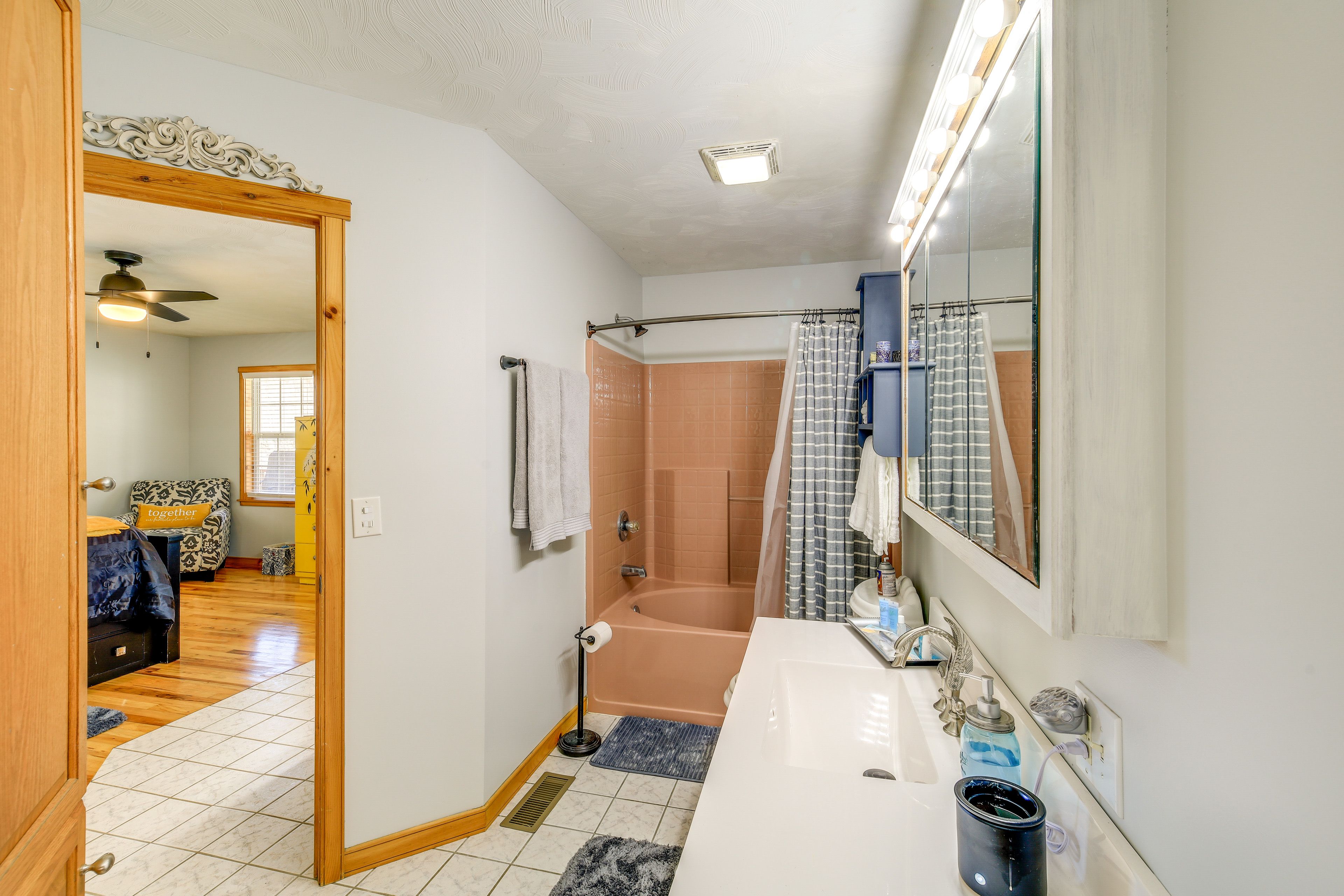 Full Bathroom | 1st Floor | Towels Provided | Complimentary Toiletries
