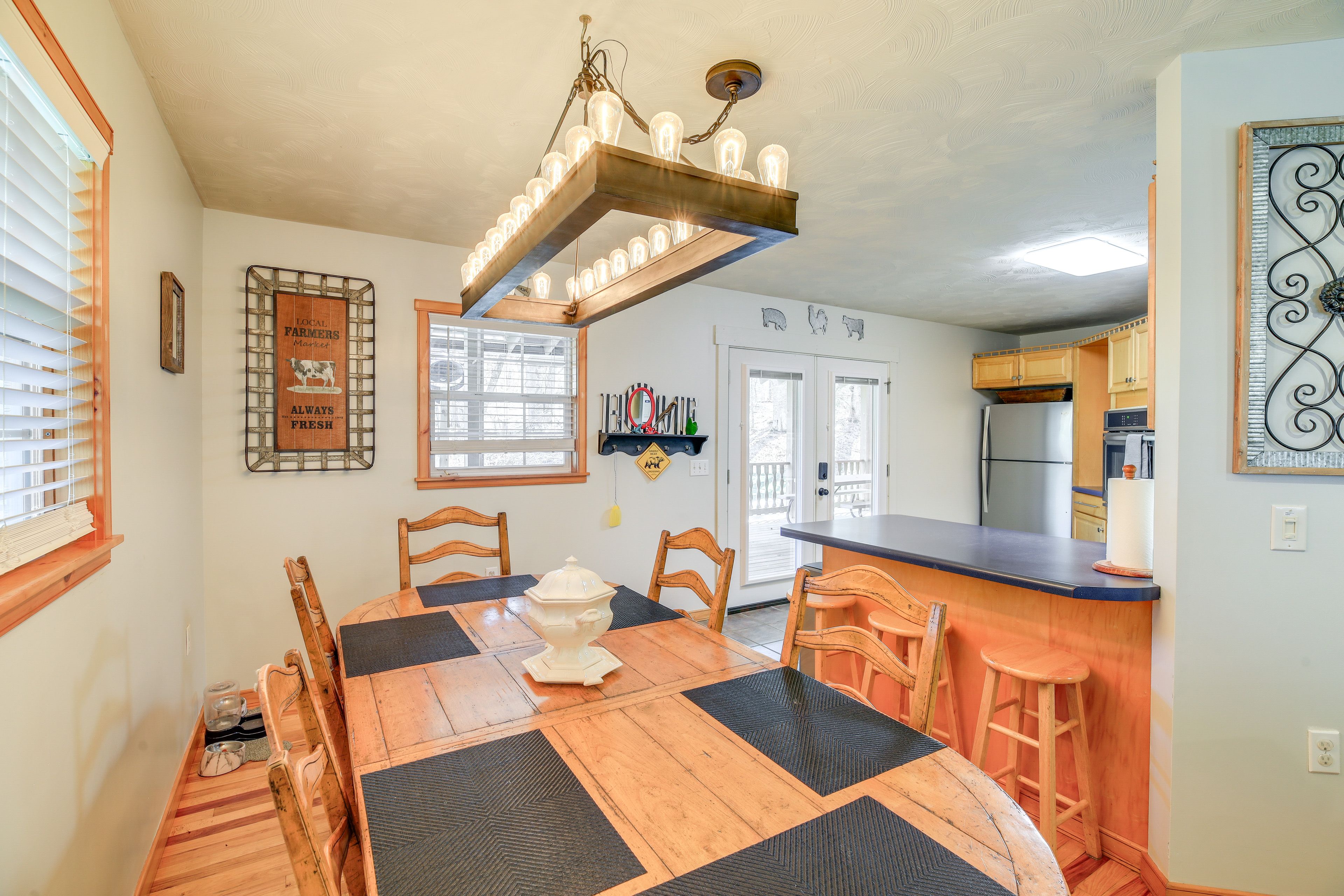 Dining Area | 1st Floor | Dishware/Flatware | Trash Bags/Paper Towels