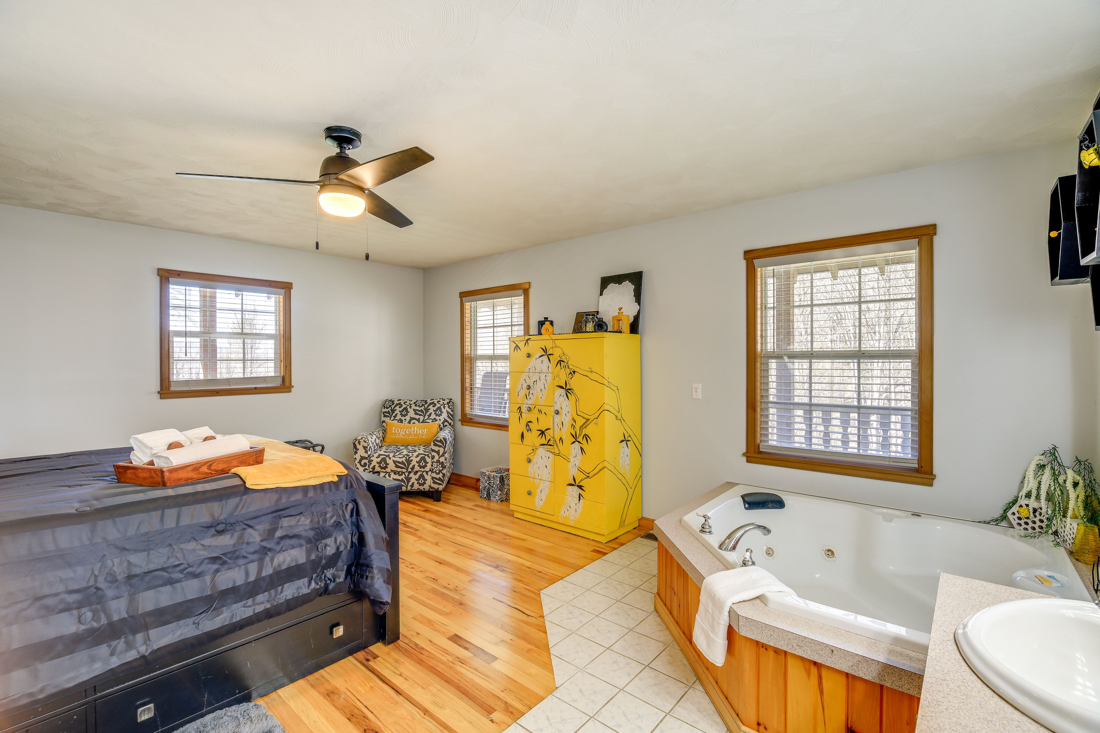 Bedroom 1 | Queen Bed | 1st Floor | Linens Provided | En-Suite | Jetted Tub