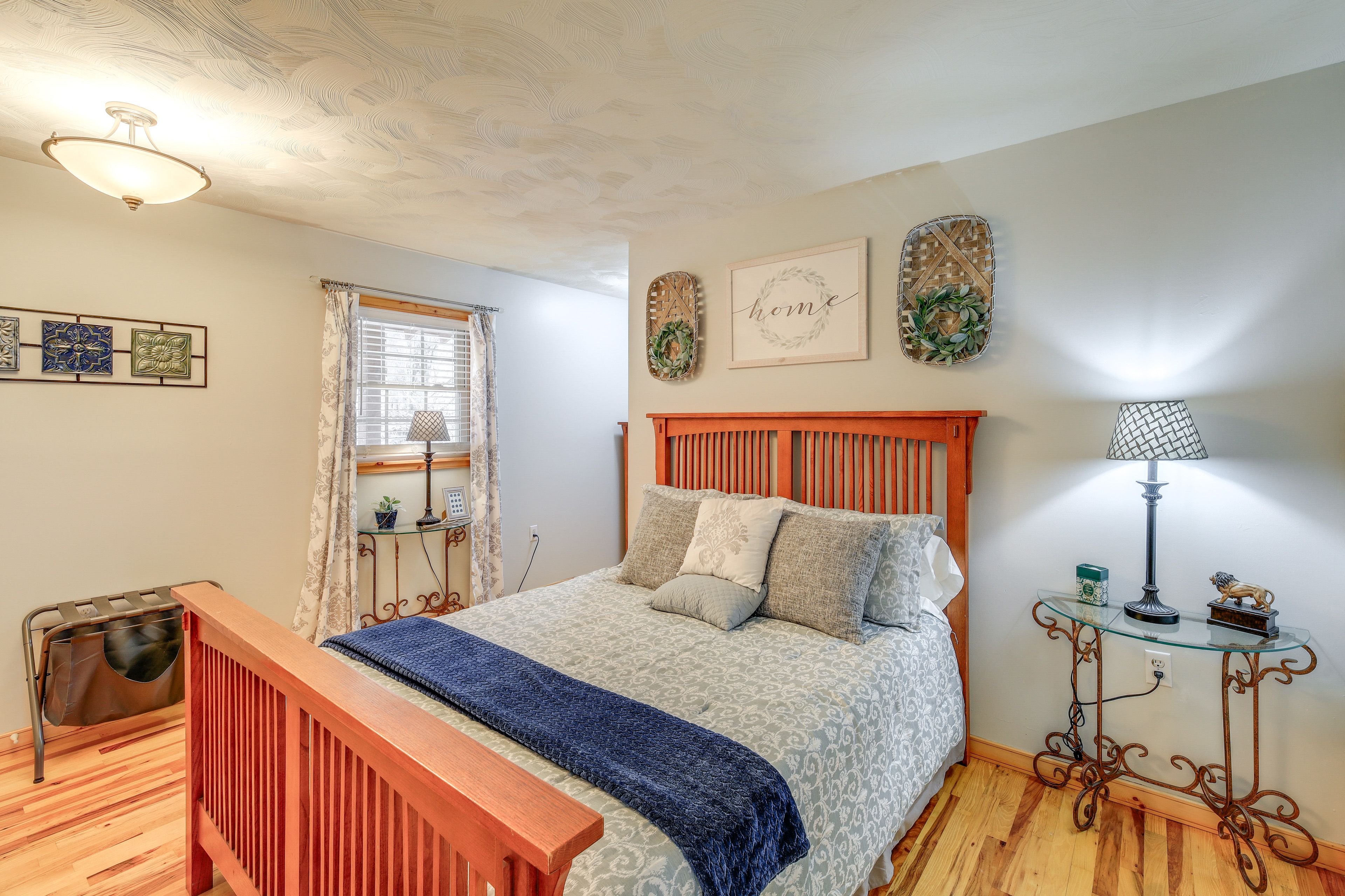 Bedroom 2 | Queen Bed | 1st Floor | Hangers
