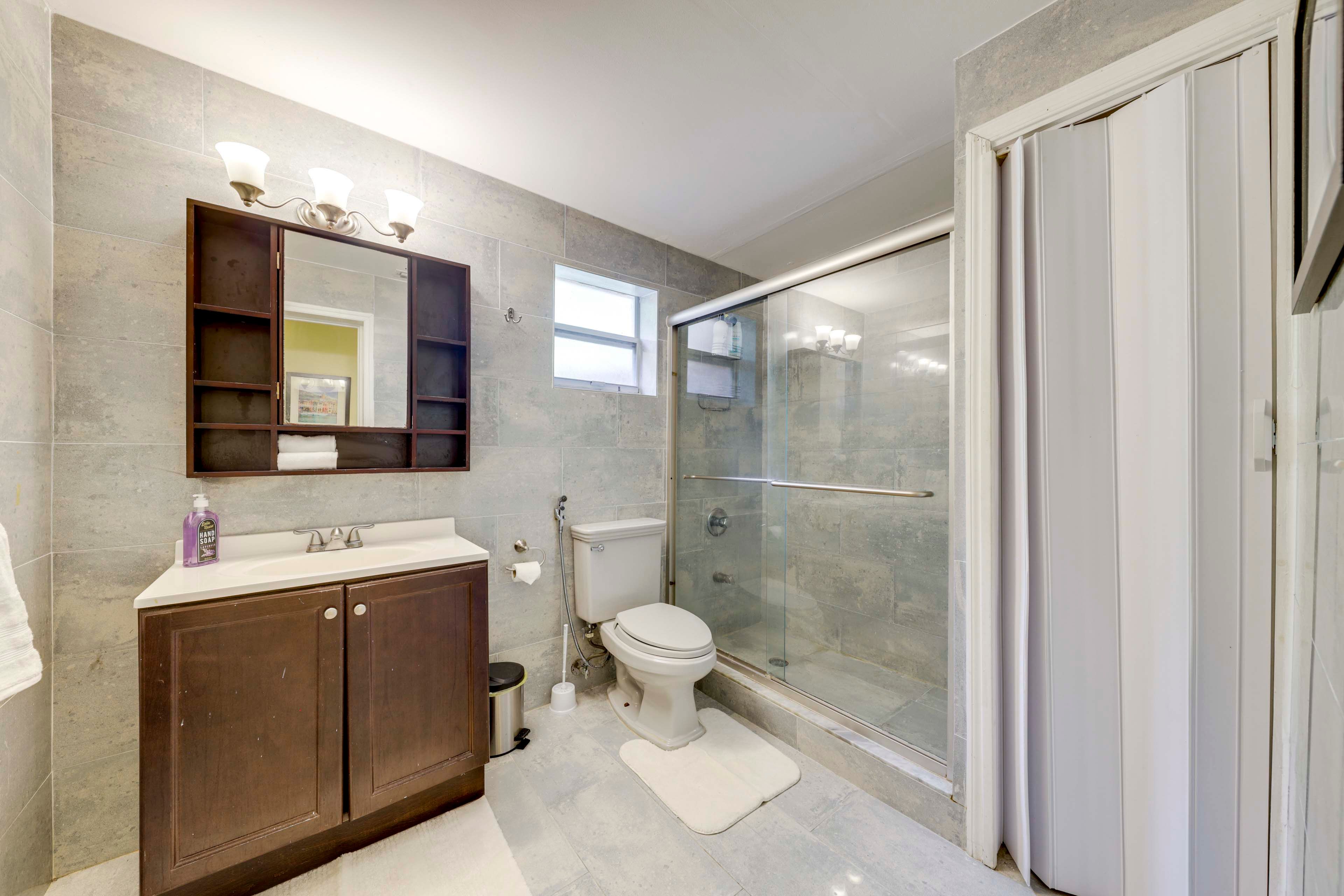 Full Bathroom | Towels Provided | Complimentary Toiletries