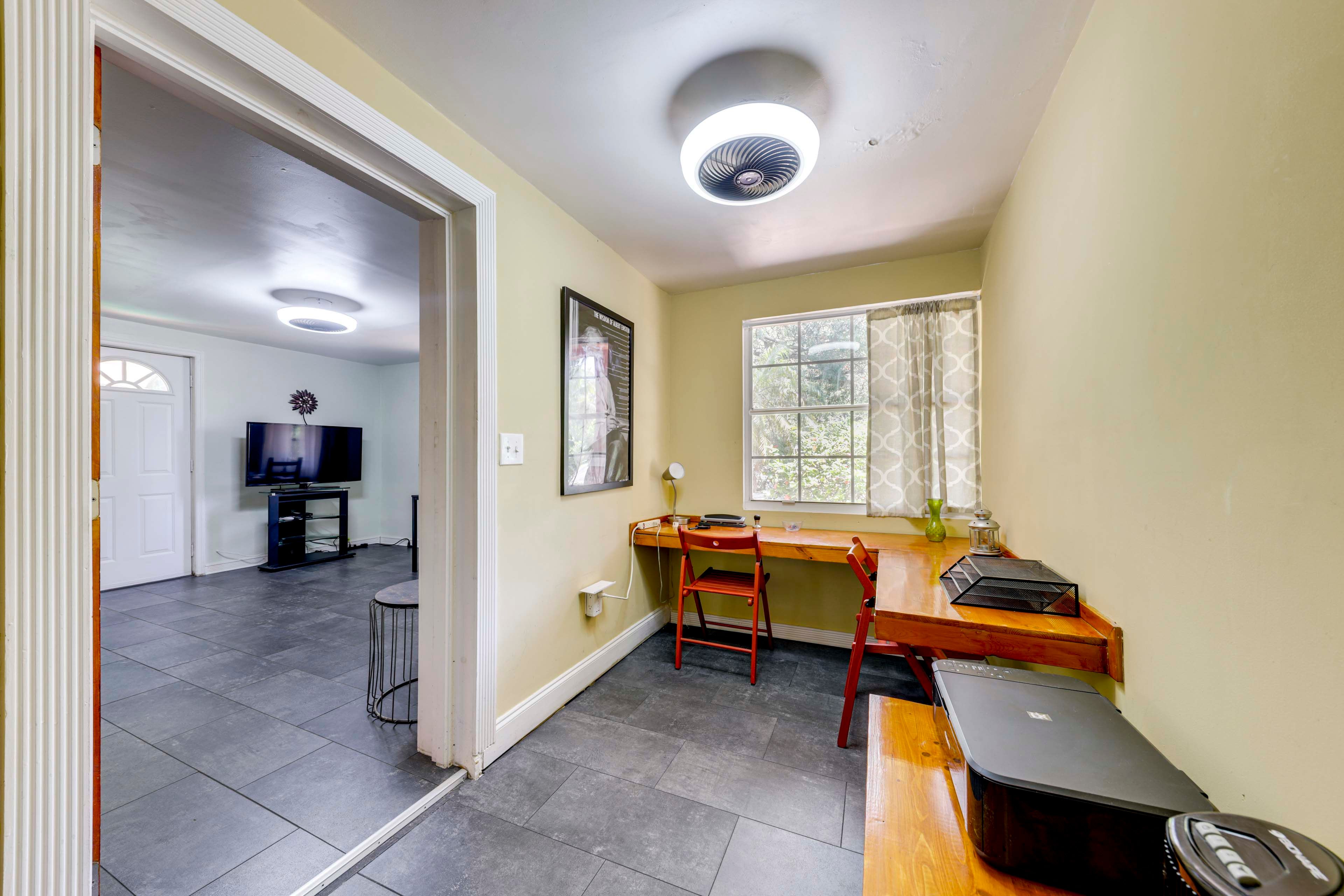 Office | Free WiFi | Printer/Scanner