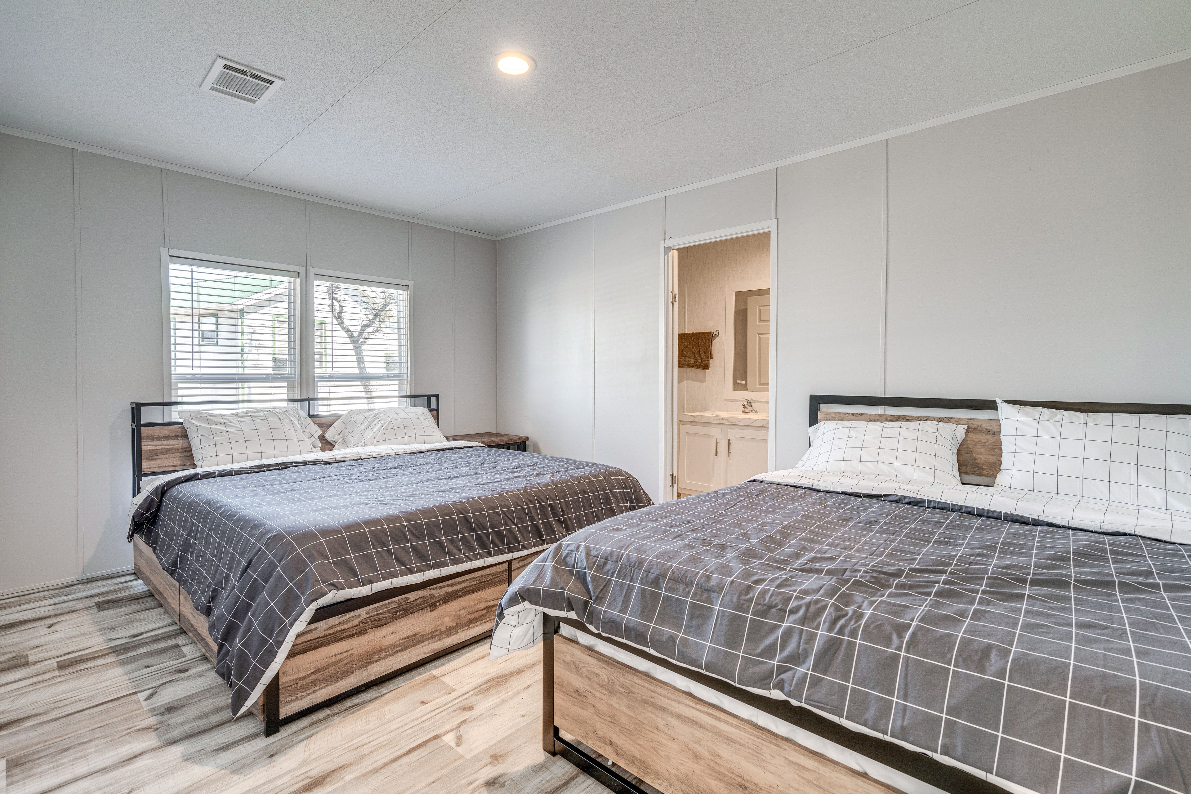 Bedroom 4 (House 3) | King Bed | Twin Bed