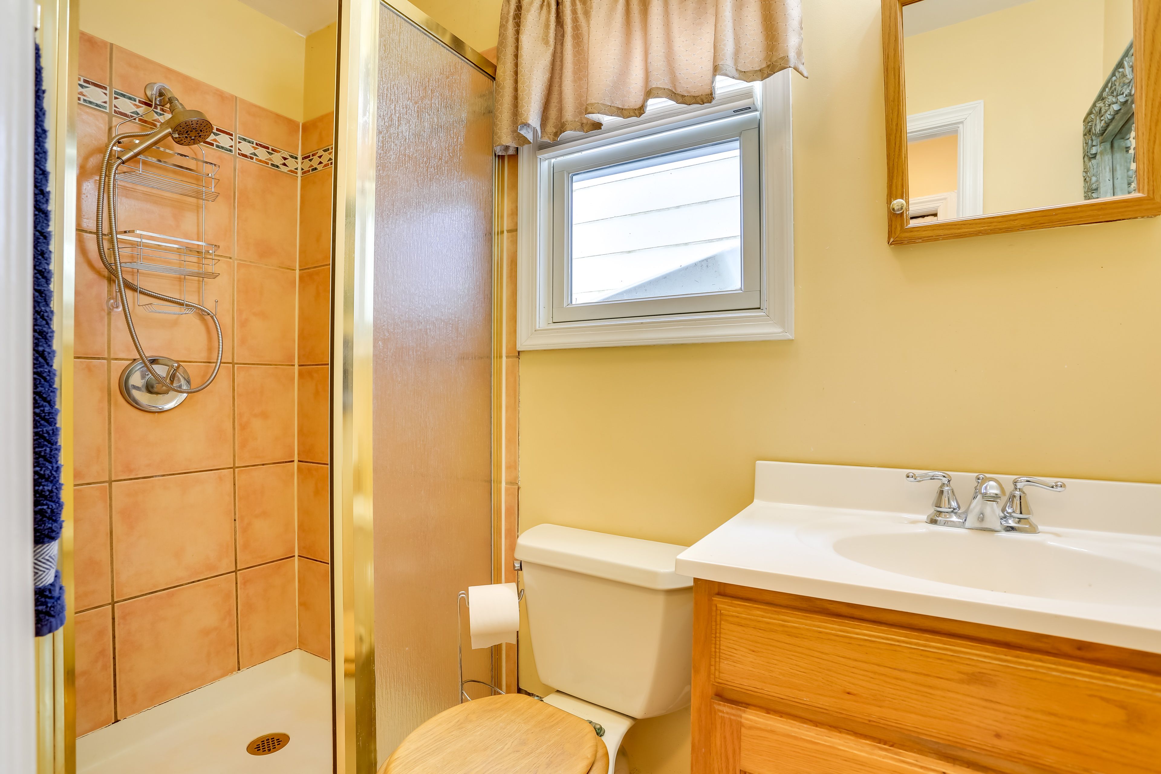 Full Bathroom | Complimentary Toiletries