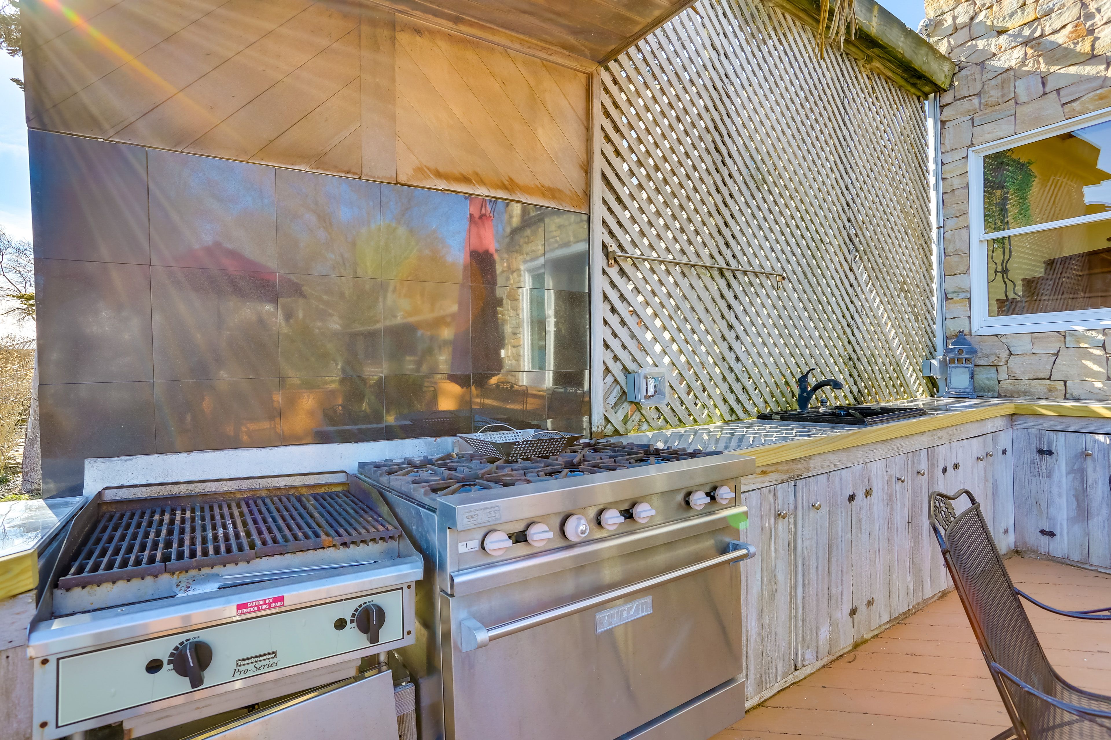 Shared Outdoor Amenities | Hot Tub | Outdoor Kitchen