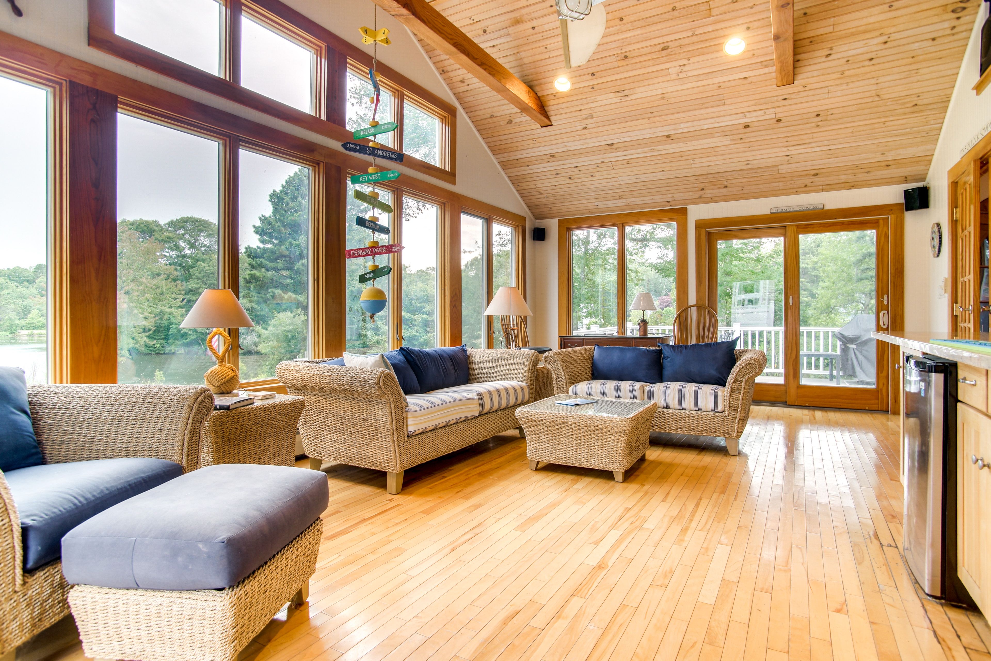 Enclosed Sunroom | Smart TV | Free WiFi | Central Air Conditioning/Heat
