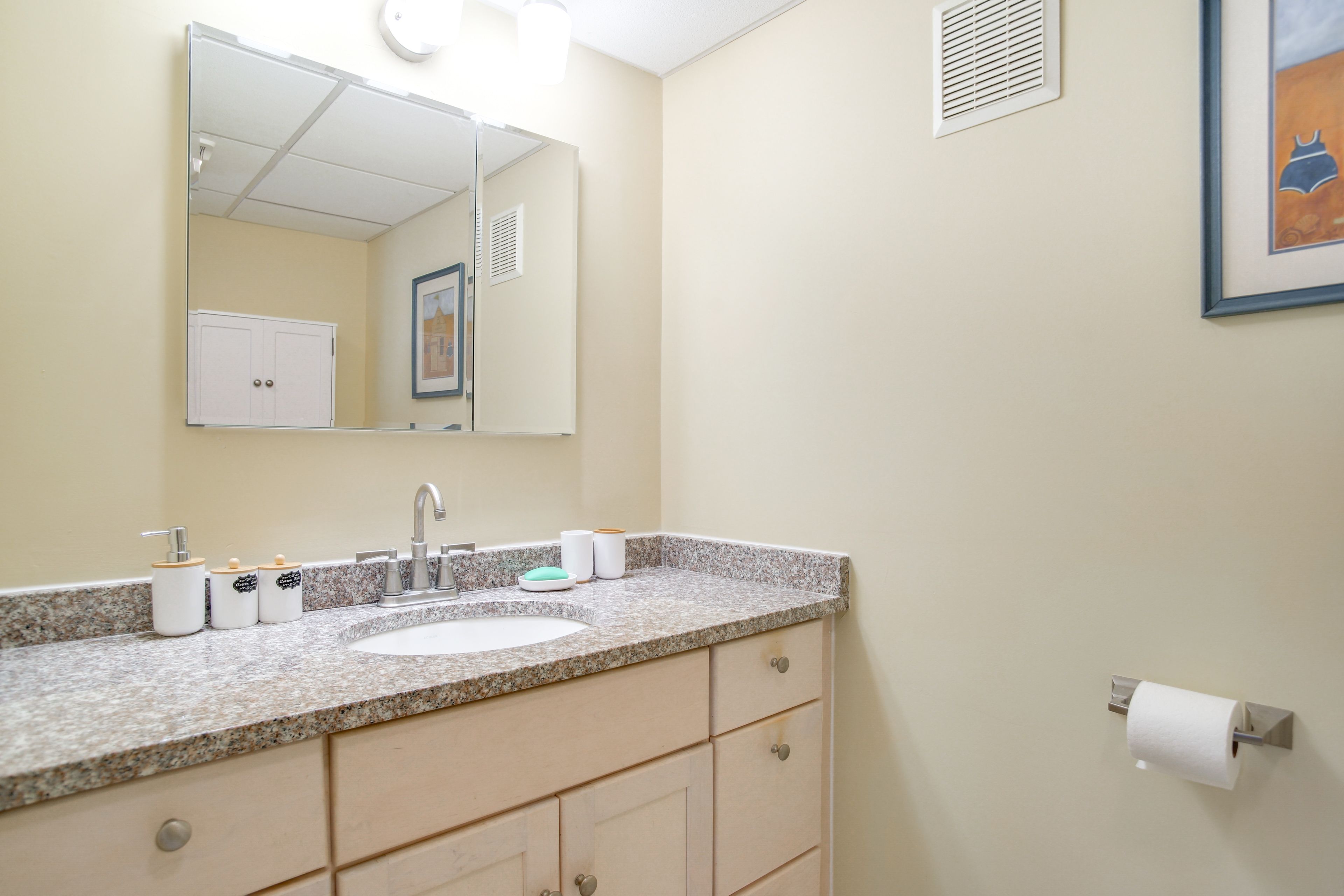 Full Bathroom | Towels Provided | Hair Dryer