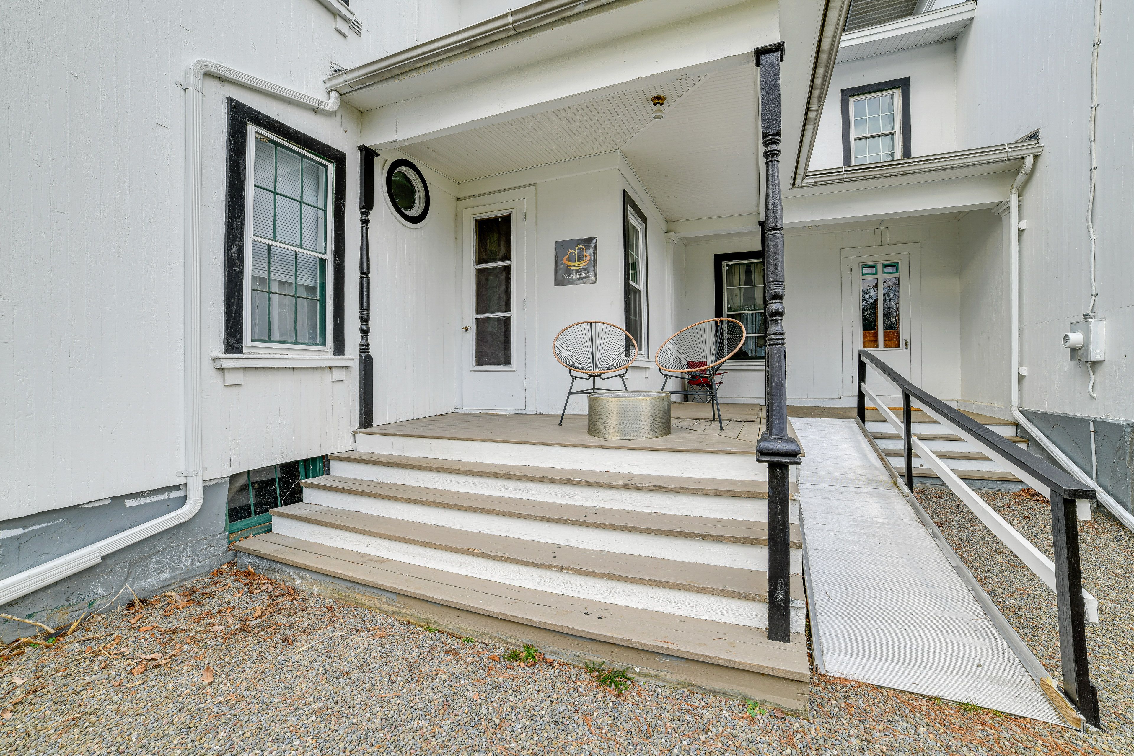 Property Exterior | Driveway (3 Vehicles) | RV/Trailer Parking (Upon Request)