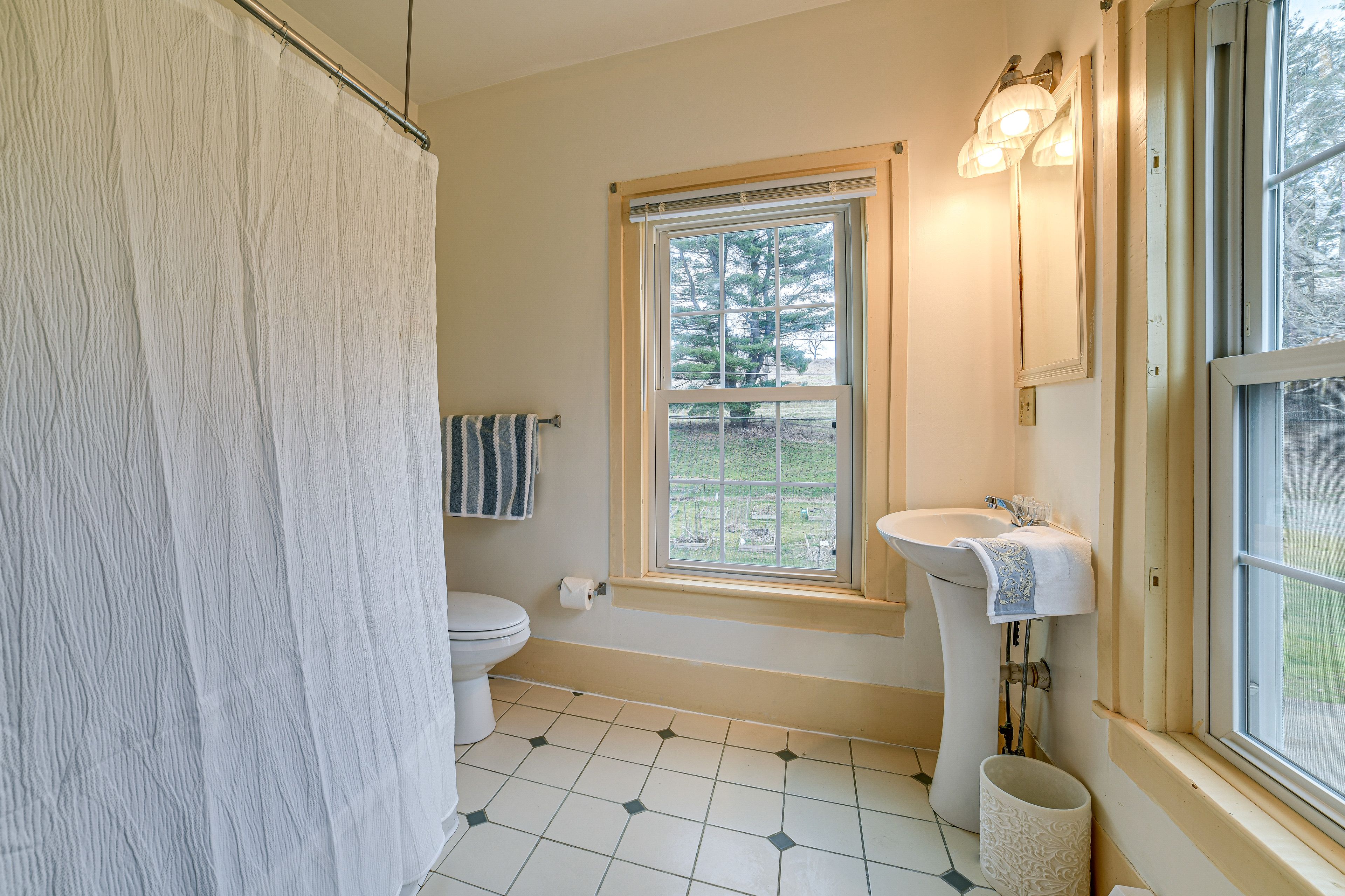 En-Suite Bathroom | 2nd Floor | Complimentary Toiletries