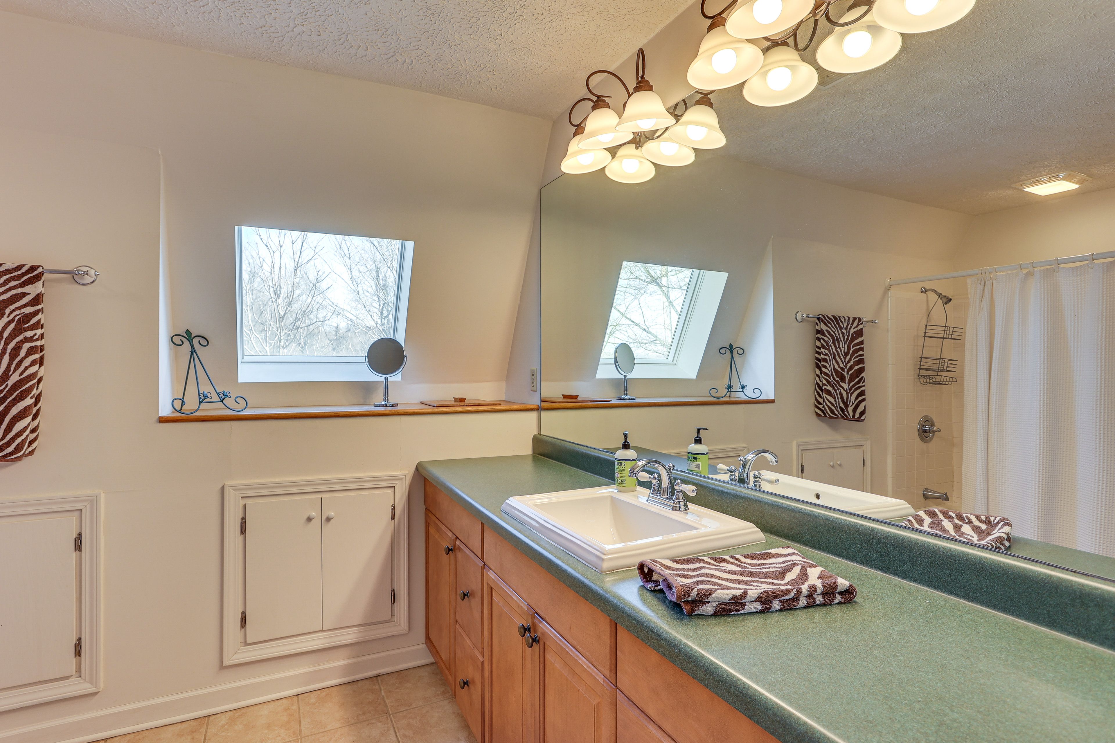 Full Bathroom | 2nd Floor