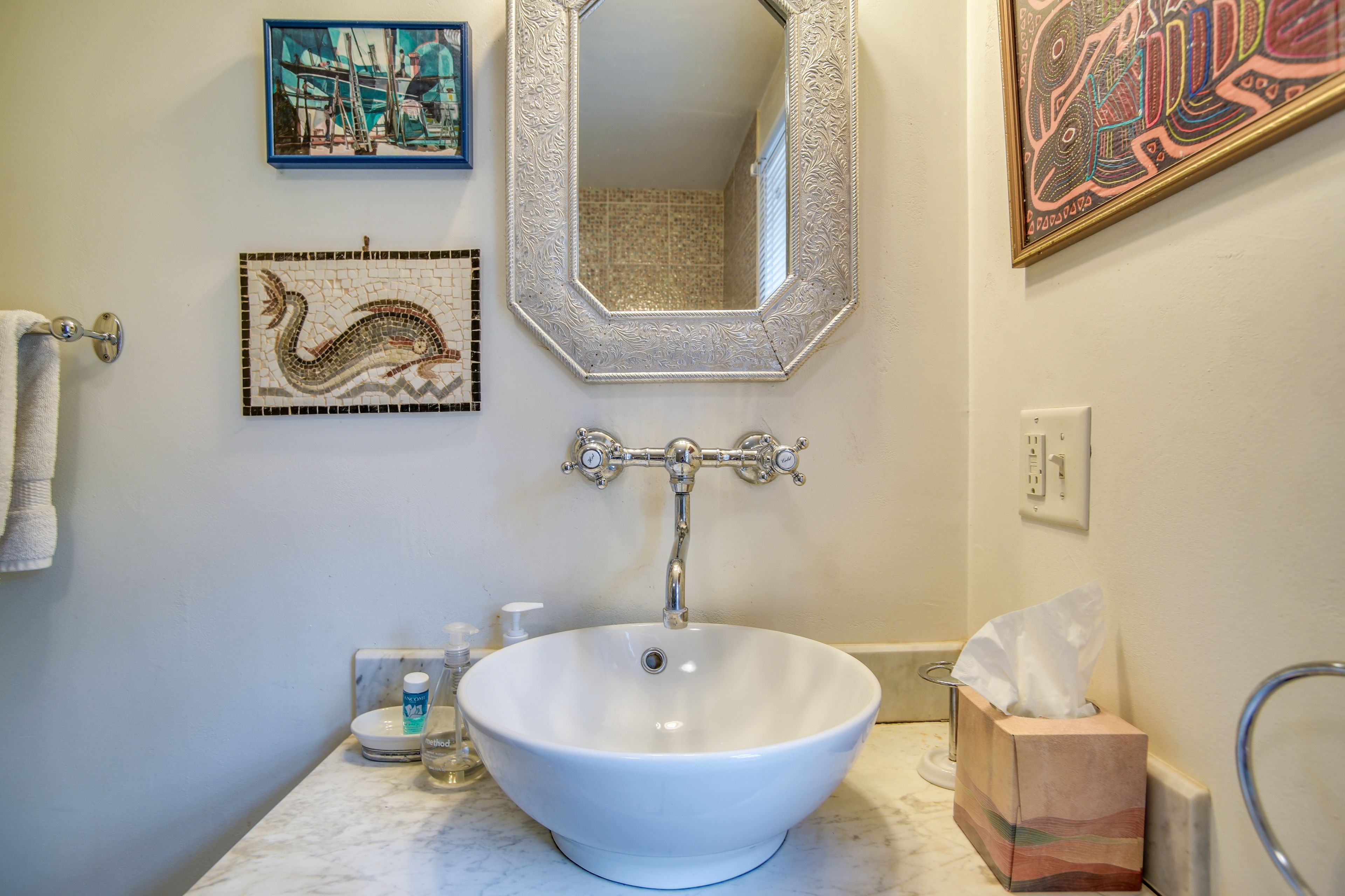 Full Bathroom | Towels Provided | 2nd Floor