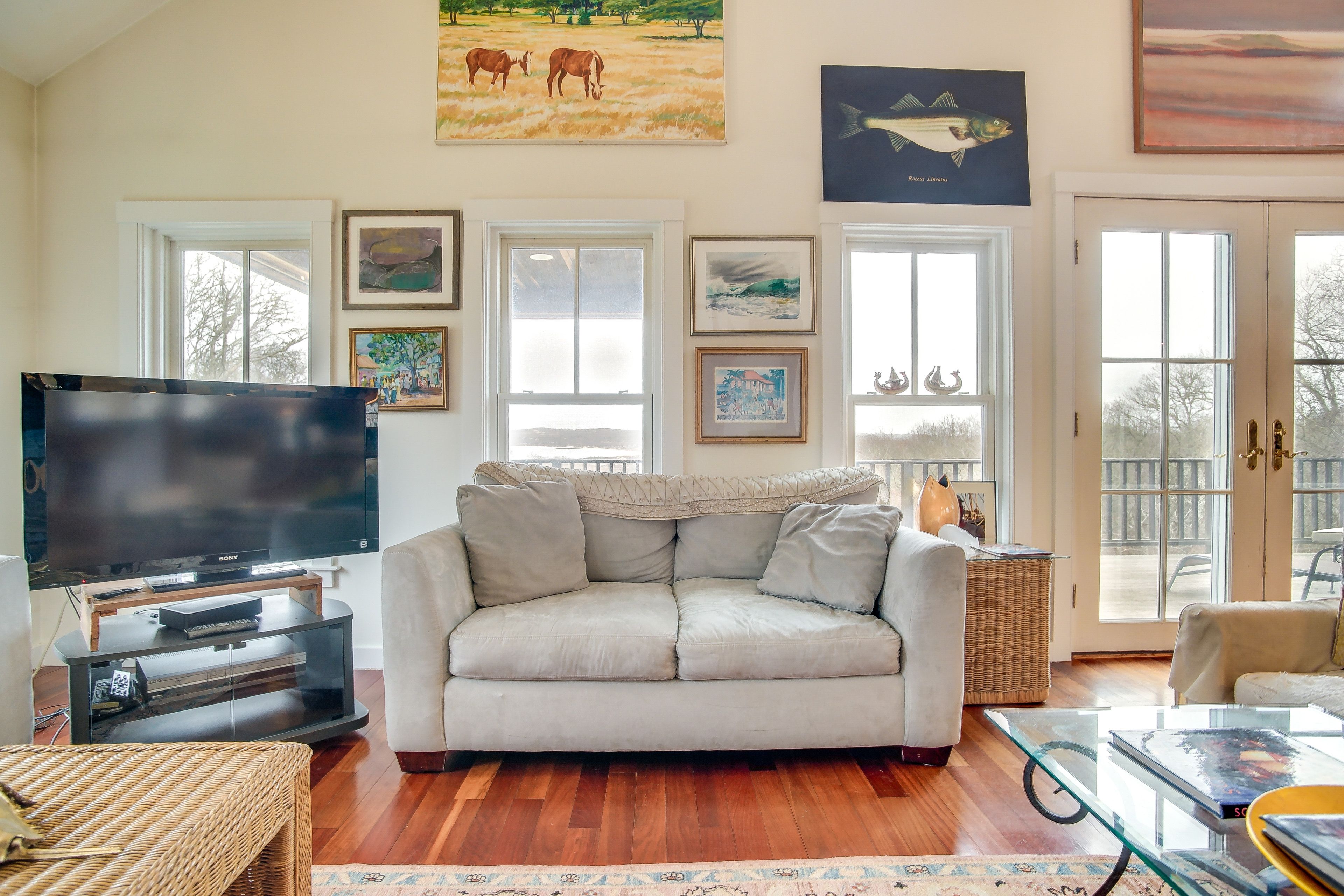 Living Room | Cable TV