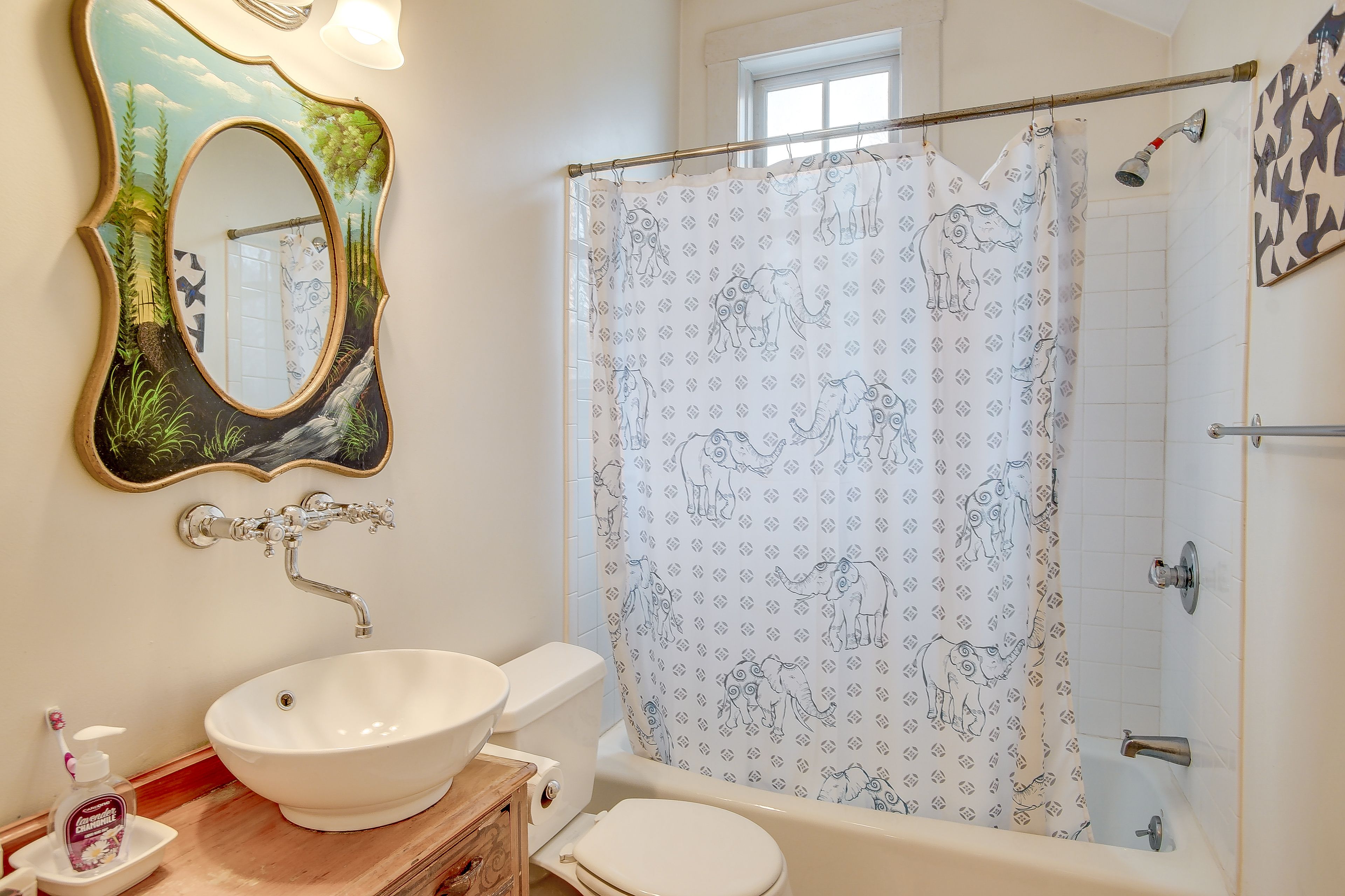 Full Bathroom | Complimentary Toiletries | 2nd Floor
