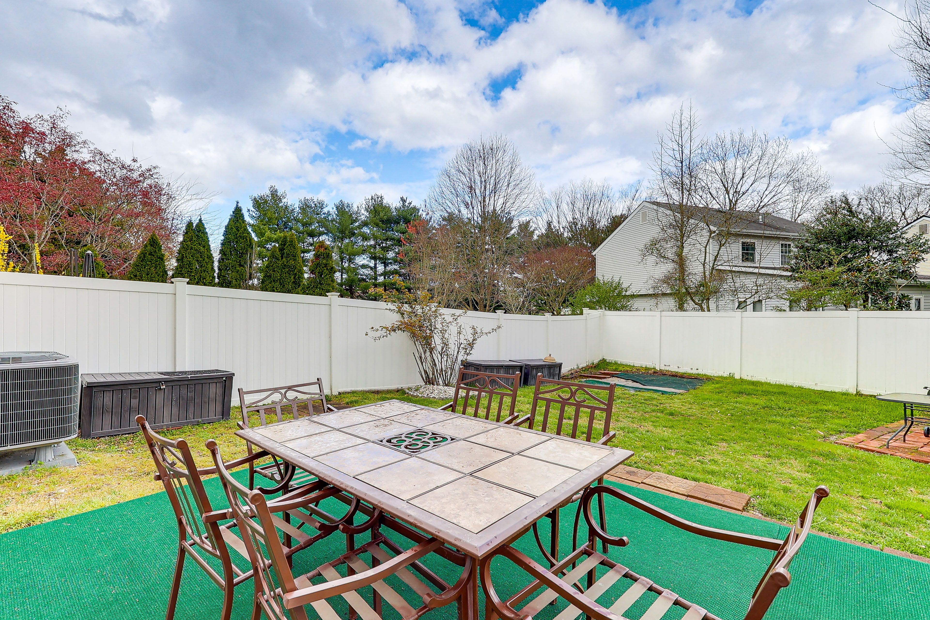 Private Yard | Outdoor Dining Area
