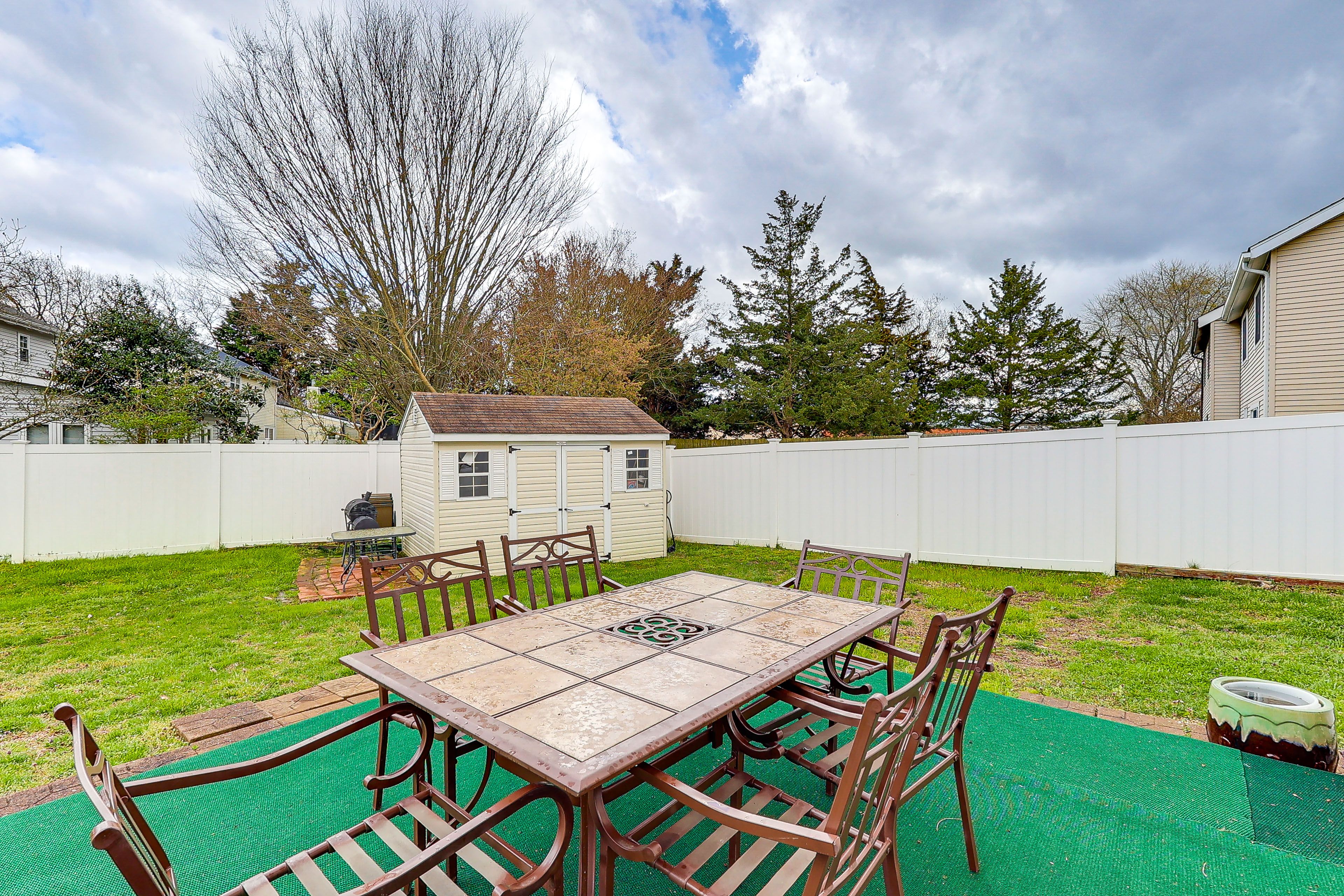 Private Yard | Outdoor Dining Area