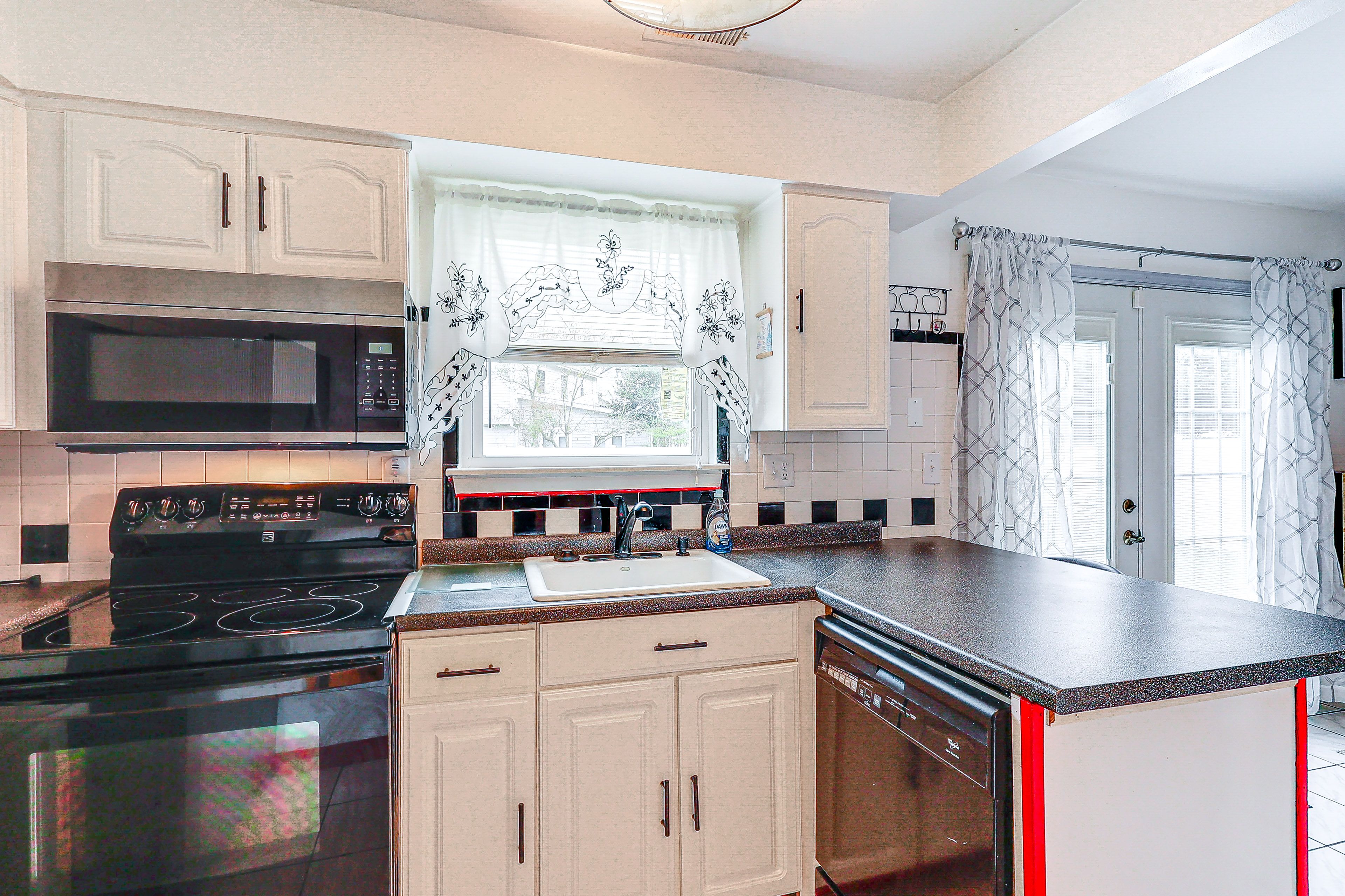 Kitchen | Dishwasher | Washer & Dryer | 1st Floor