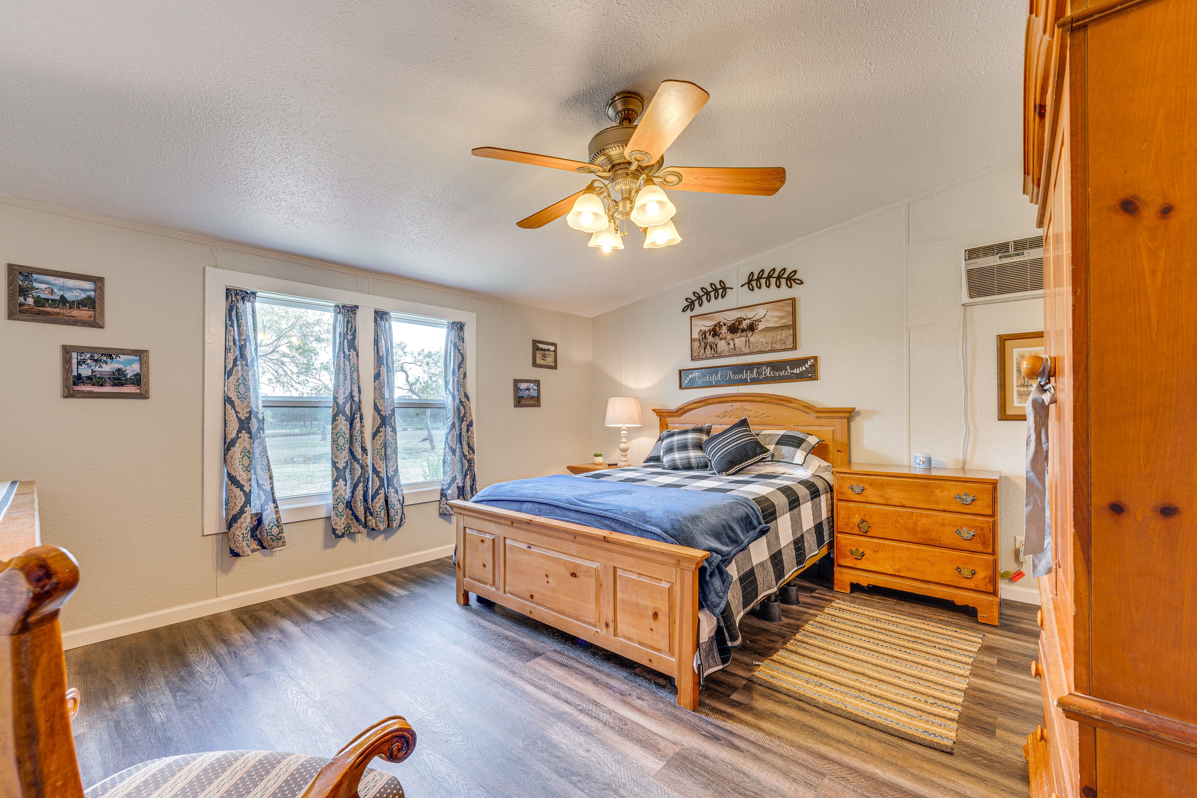 Bedroom 1 | Queen Bed