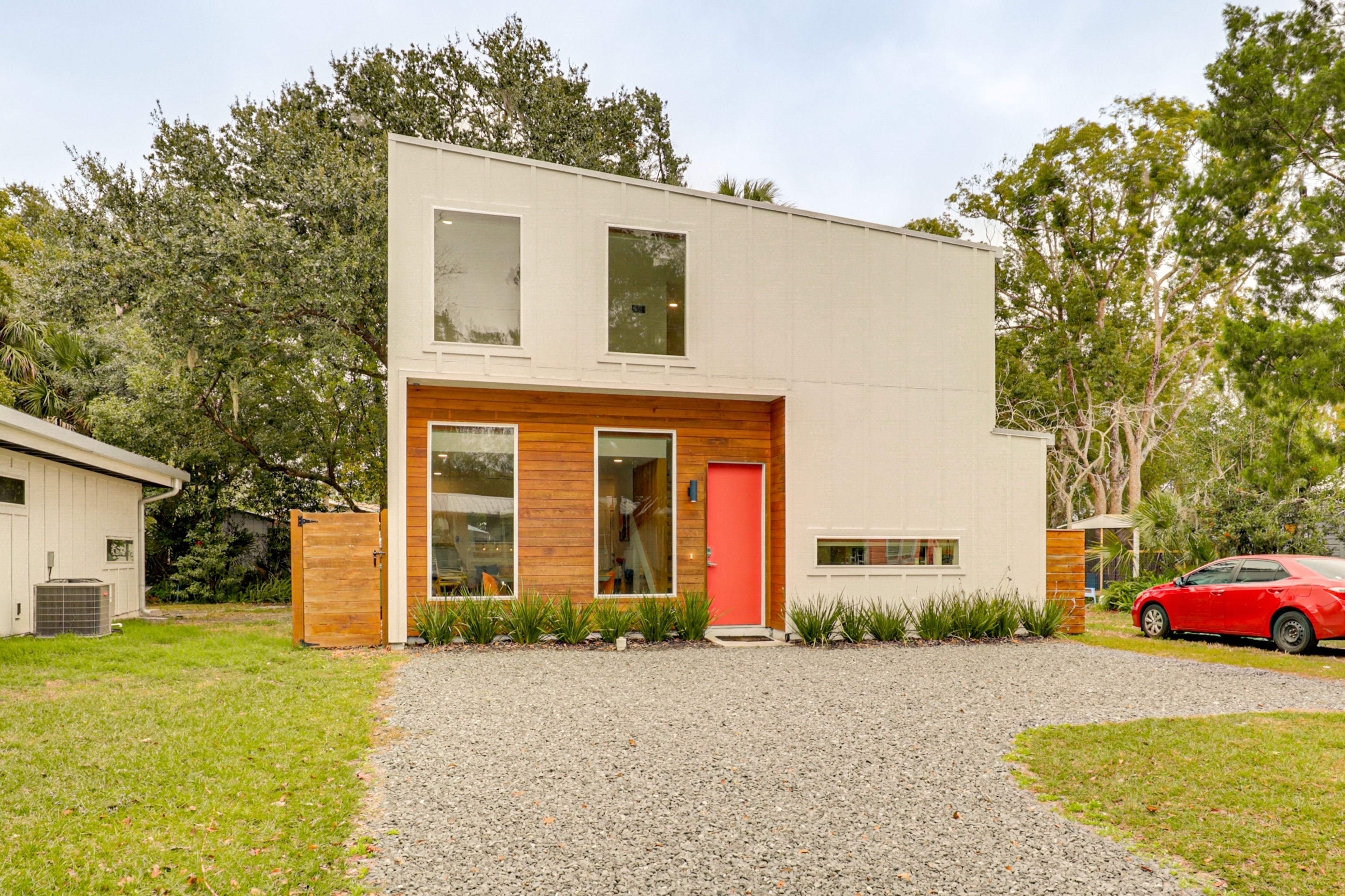 Parking | Gravel Driveway (6 Vehicles)