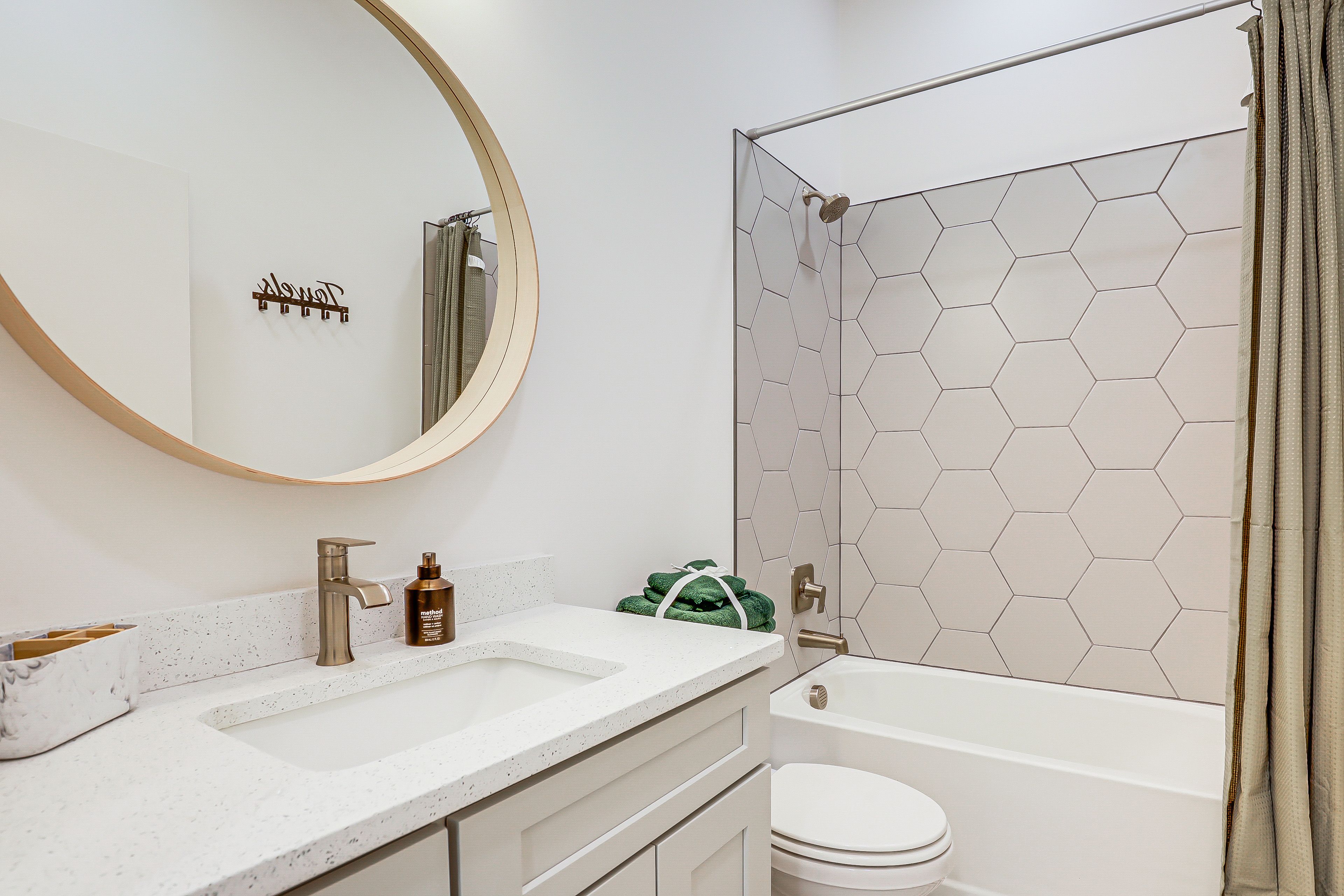 Full Bathroom | Towels Provided | 2nd Floor