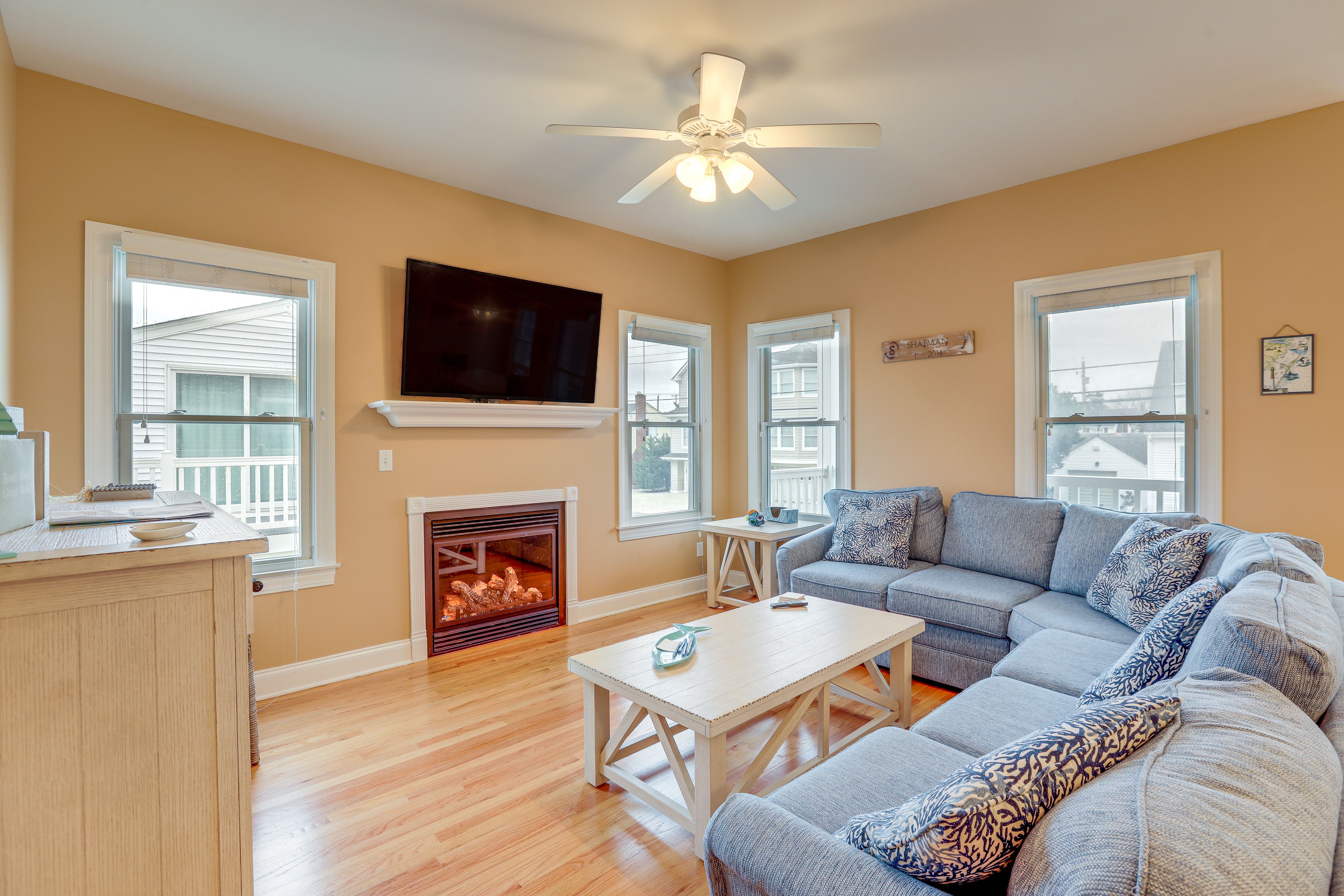 Living Room | Central Heating & A/C | Free WiFi | Smart TV | Fireplace