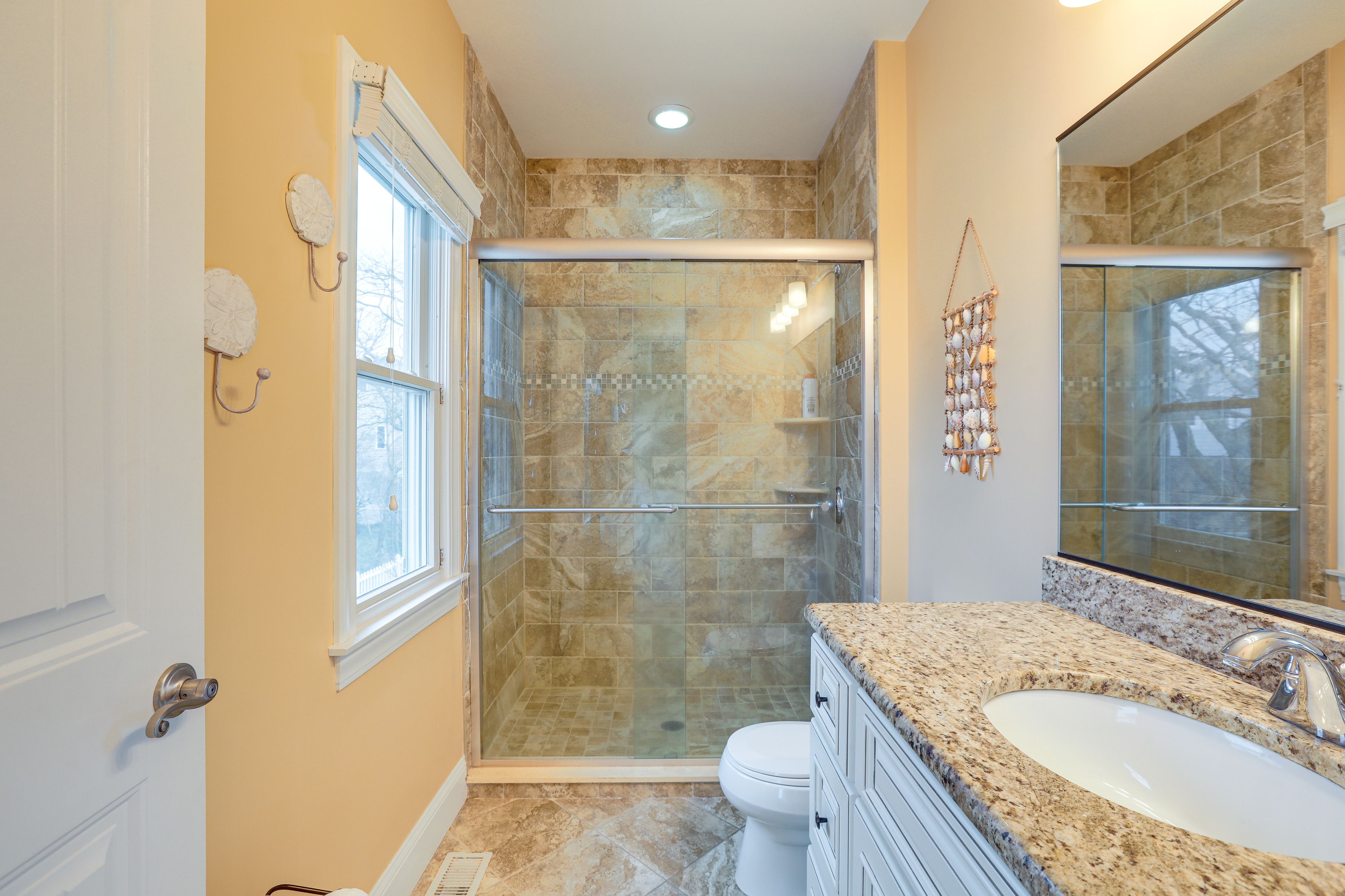 Full Bathroom | 1st Floor | Towels Provided