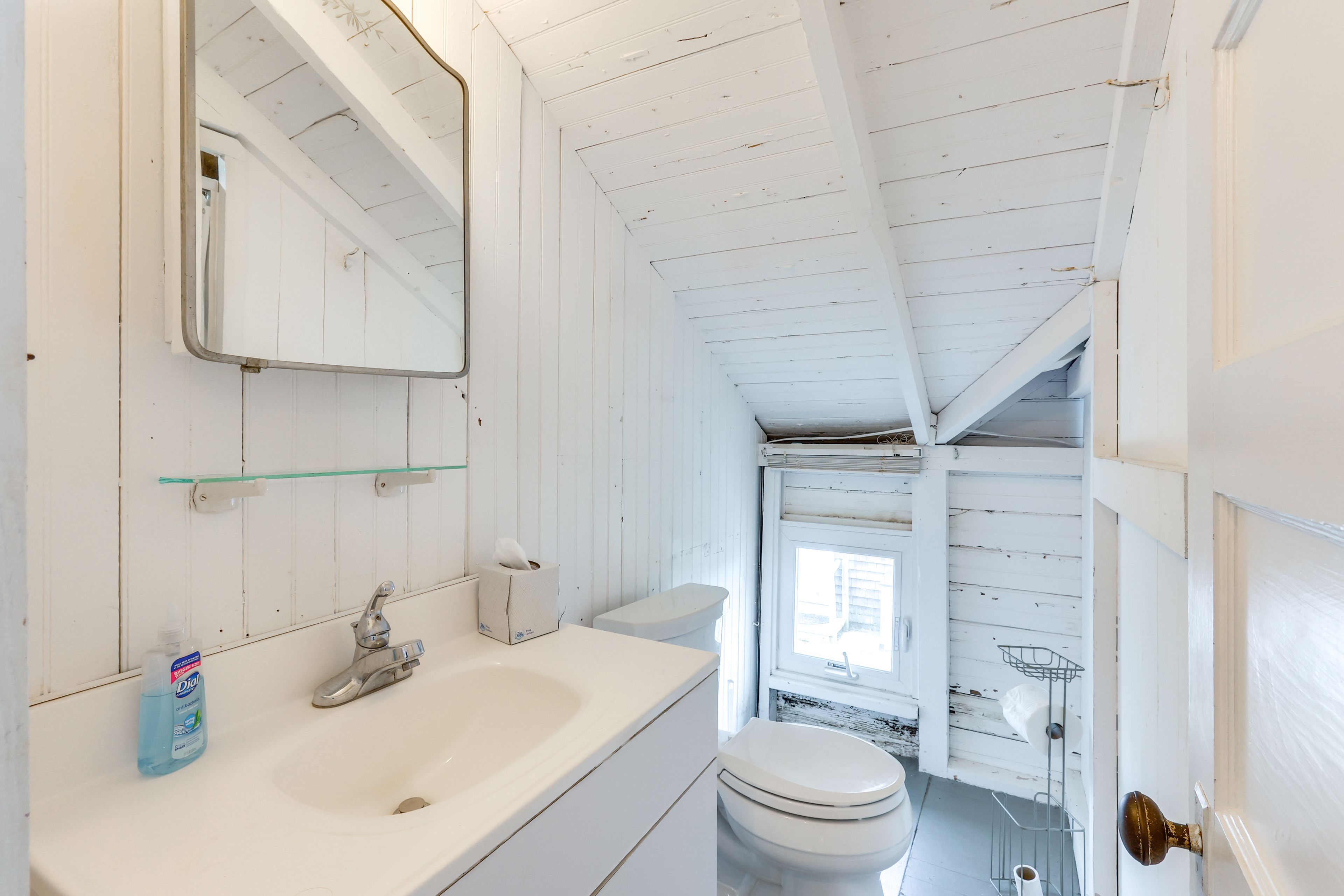 Full Bathroom | 2nd Floor