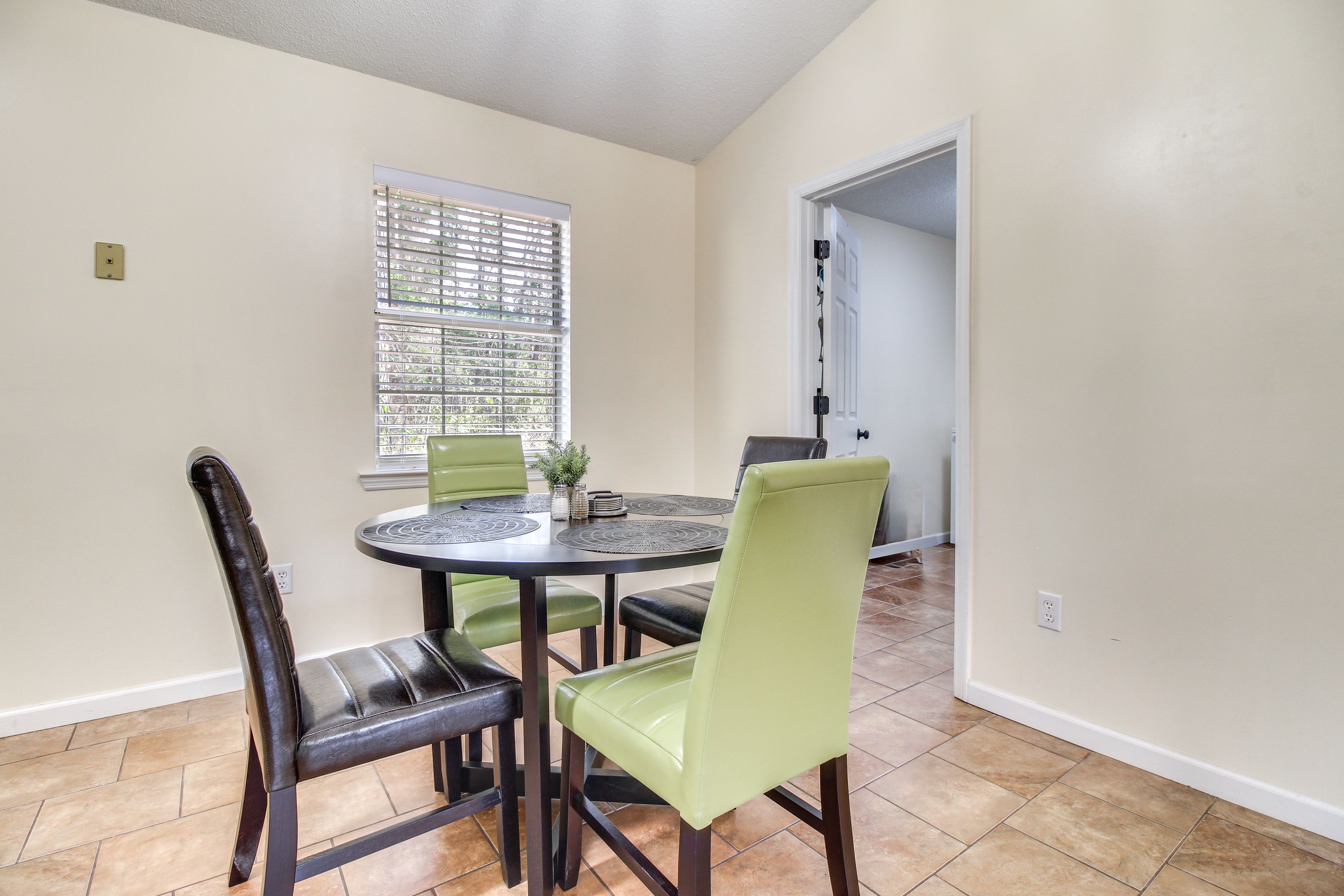 Dining Area | Dishware/Flatware Provided