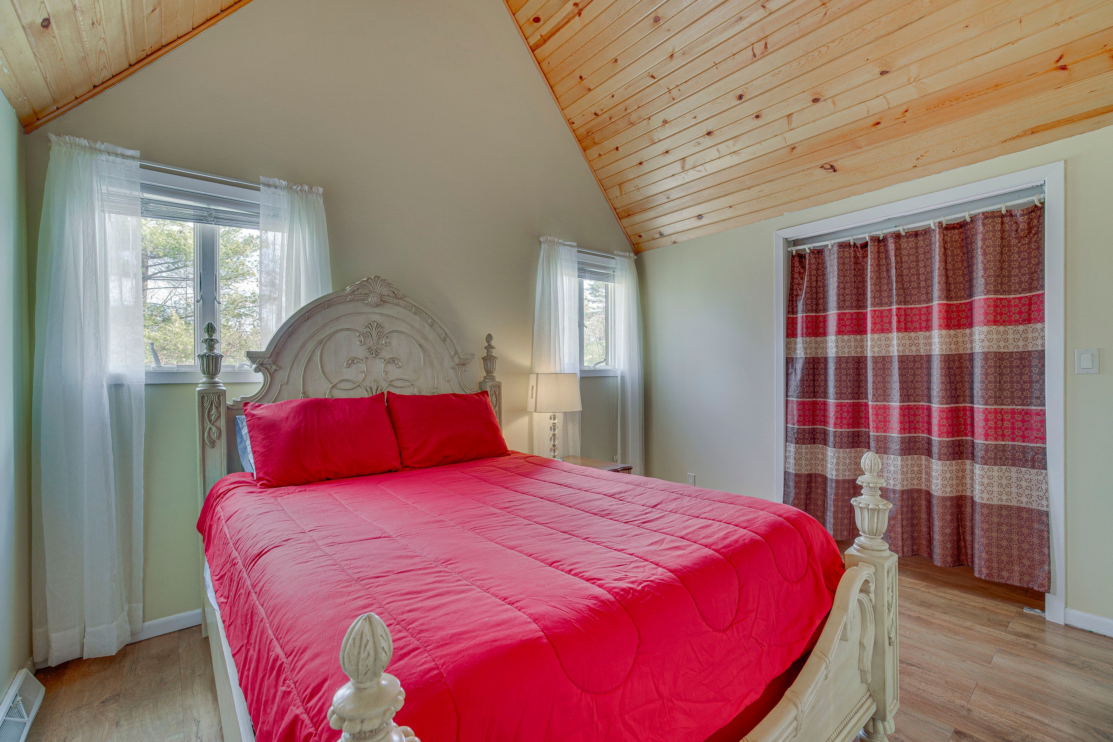 Bedroom 3 | Upper Level | Queen Bed | Linens Provided