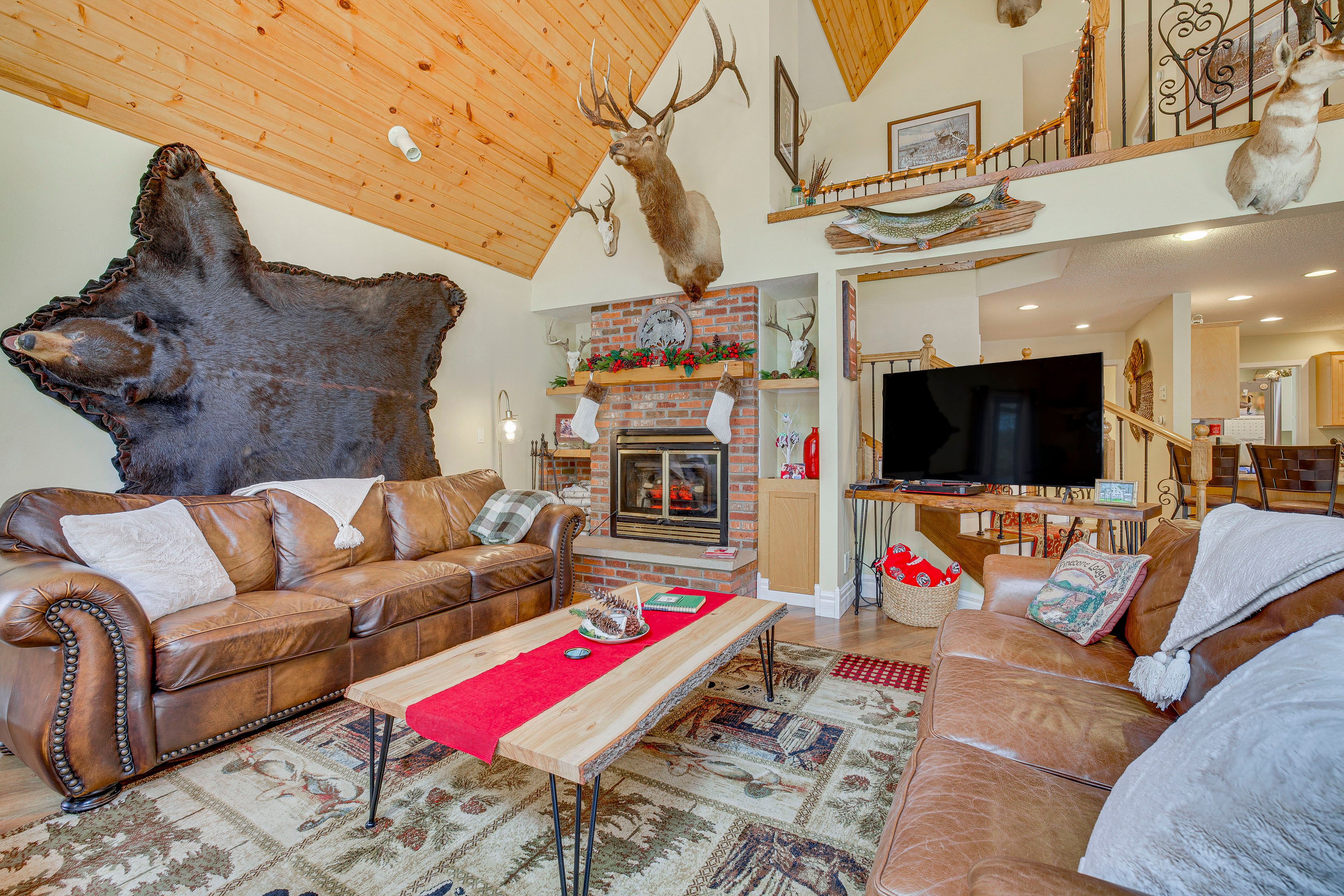 Living Room | Main Level | Wood-Burning Fireplace | Smart TV | Free WiFi