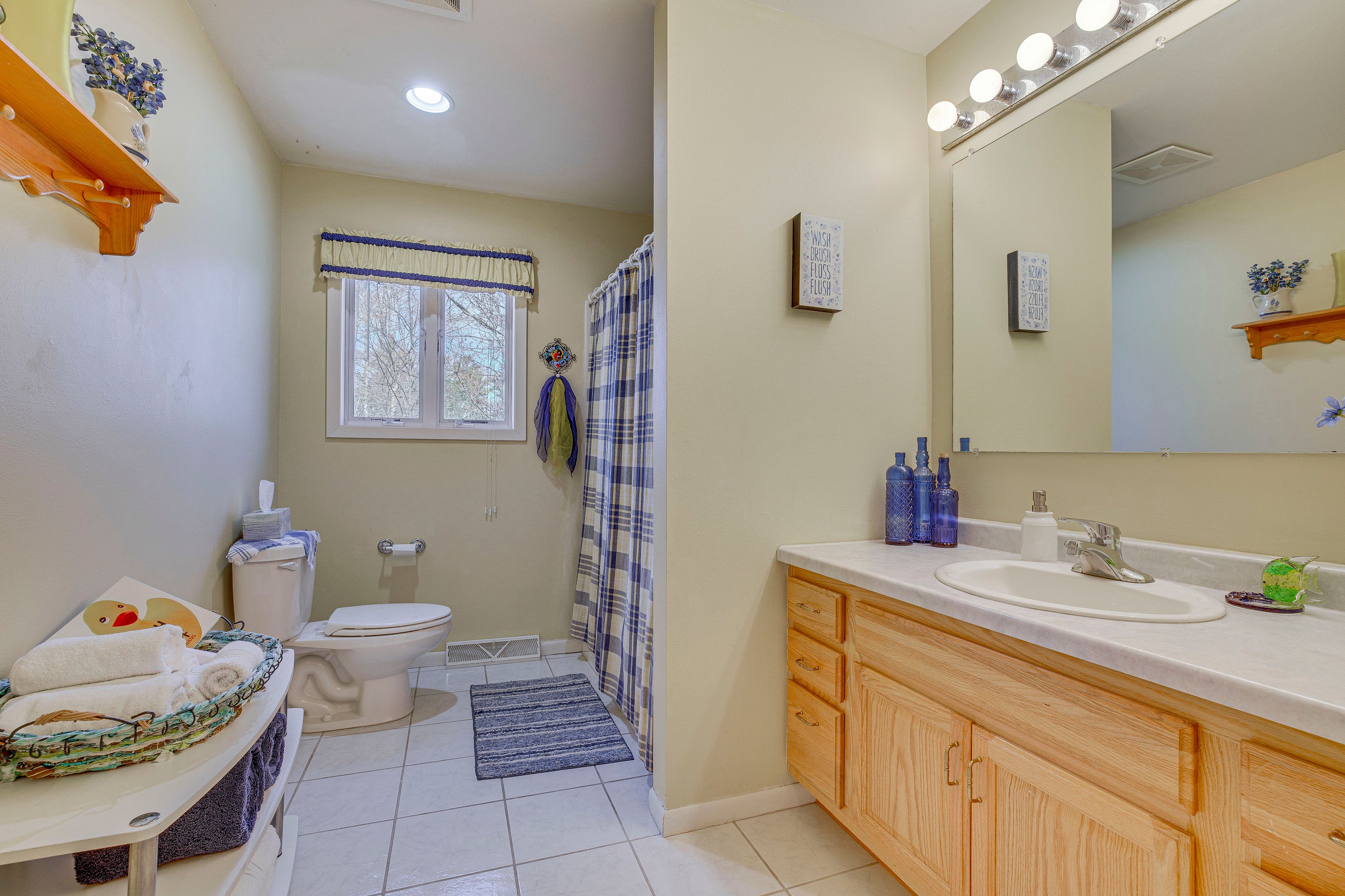 Full Bathroom | Upper Level | Towels Provided