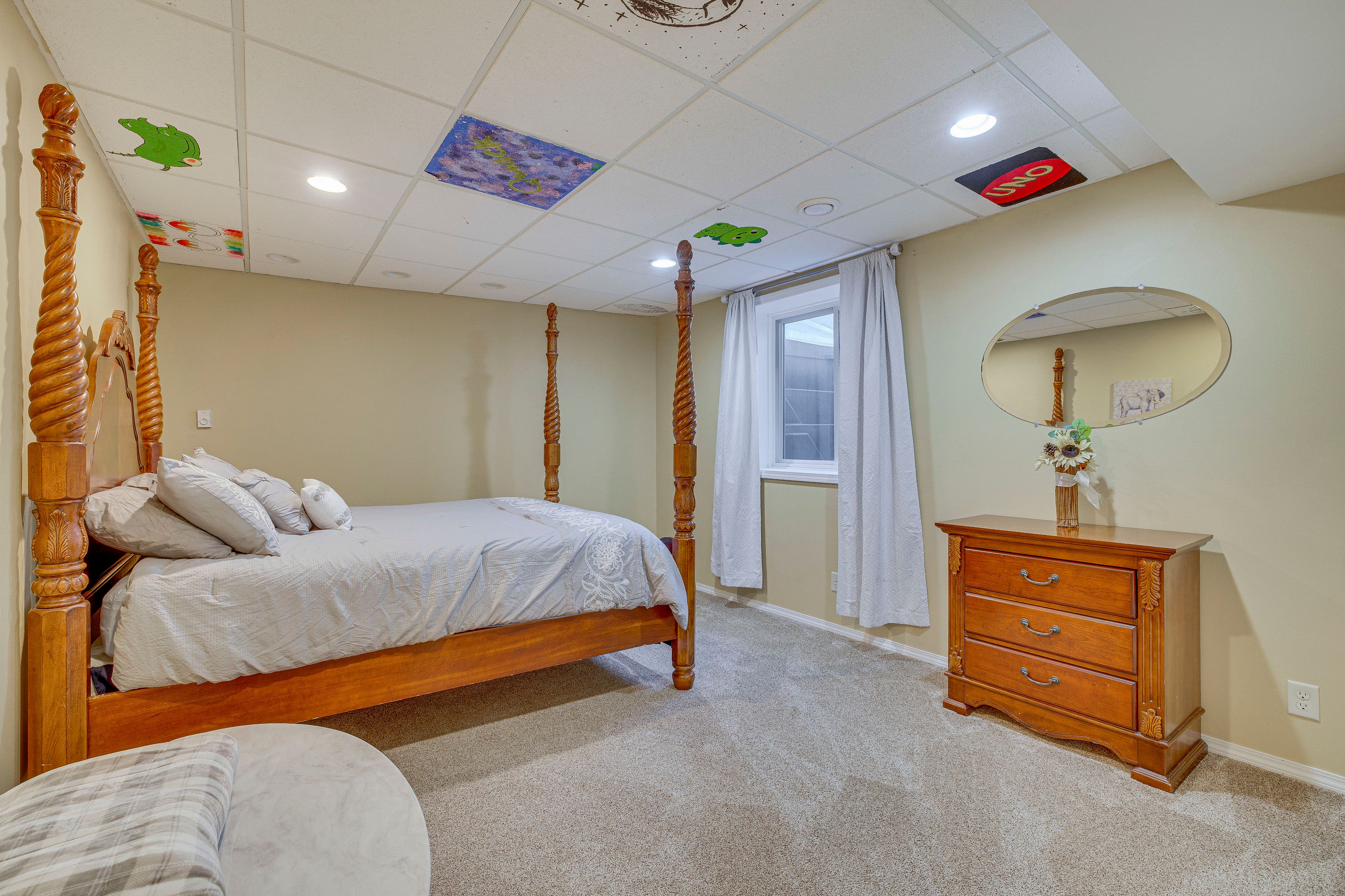 Bedroom 5 | Basement Level | Queen Bed