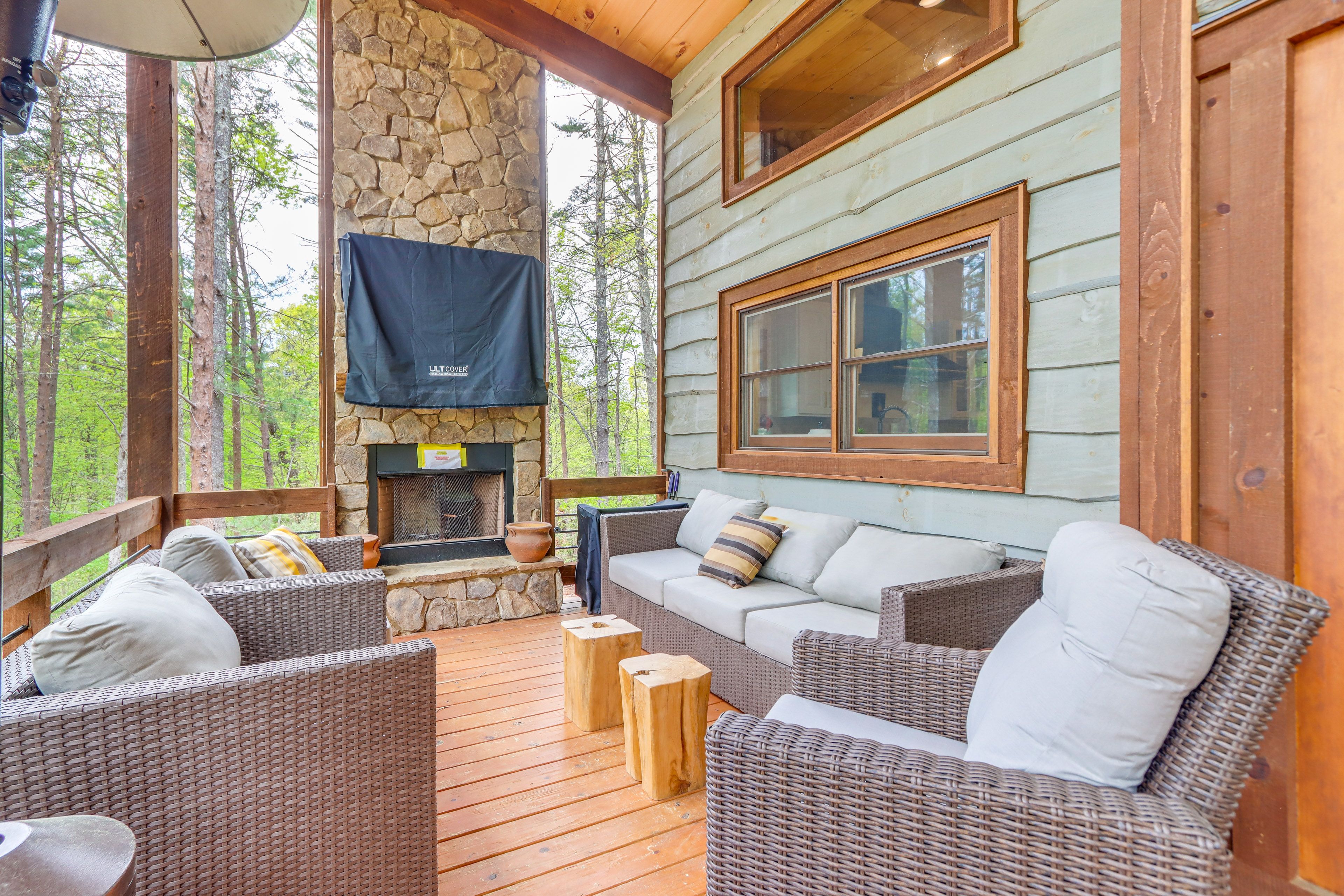 Blue Ridge Vacation Rental | 3BR | 3.5BA | 3,200 Sq Ft | 6 Steps to Enter