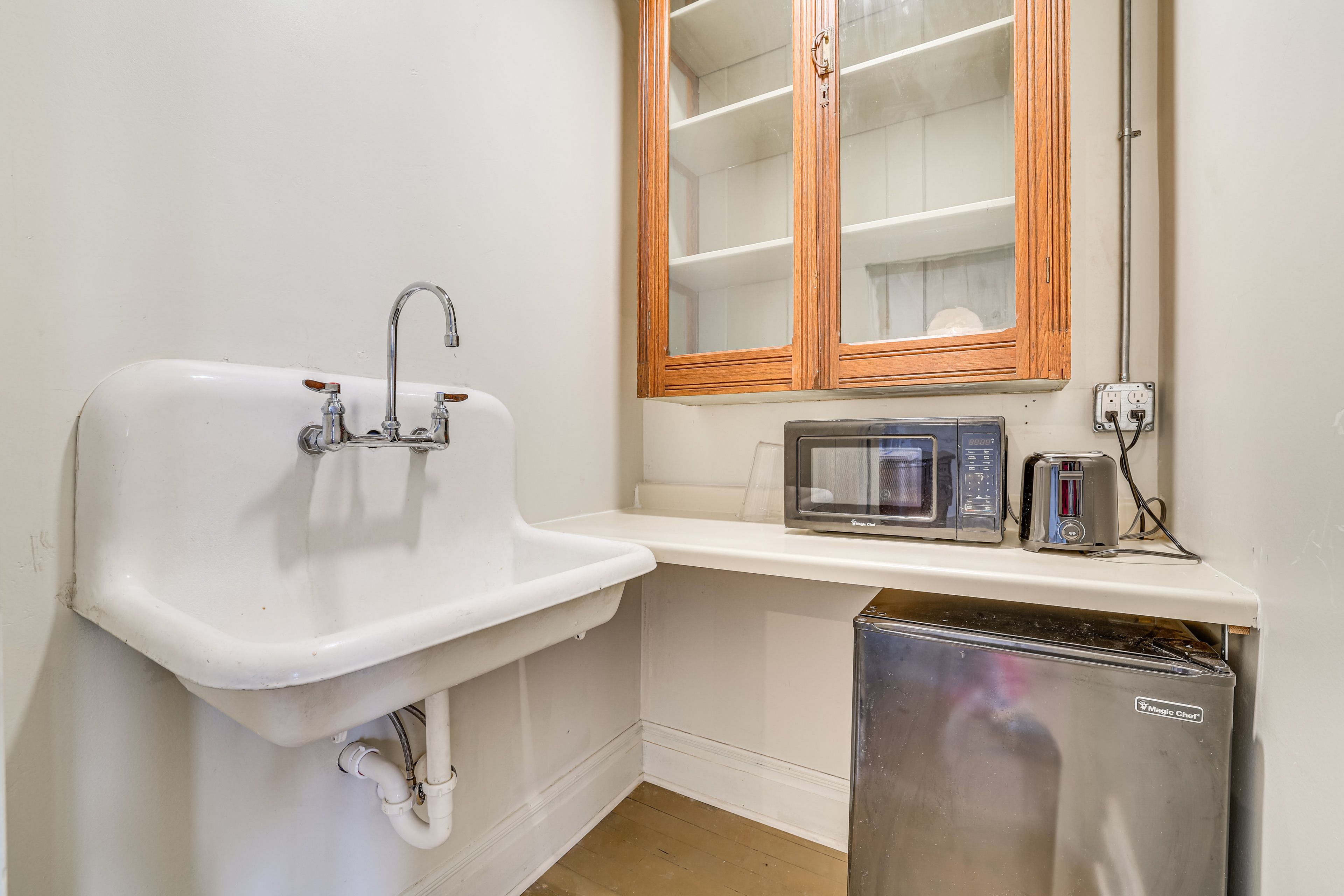 Kitchenette | Mini Fridge | Microwave | Toaster
