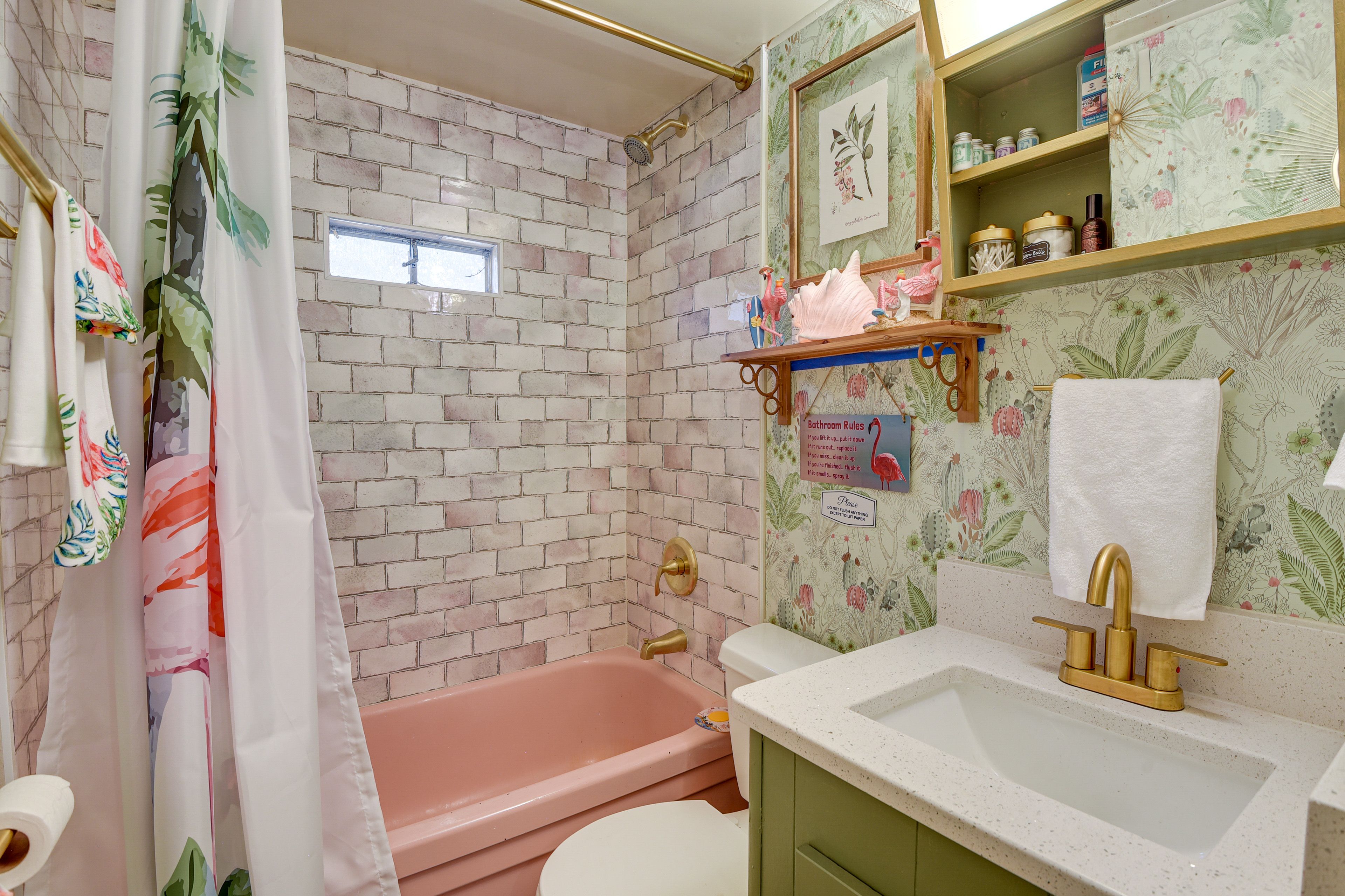 Full Bathroom | Towels Provided | Complimentary Toiletries