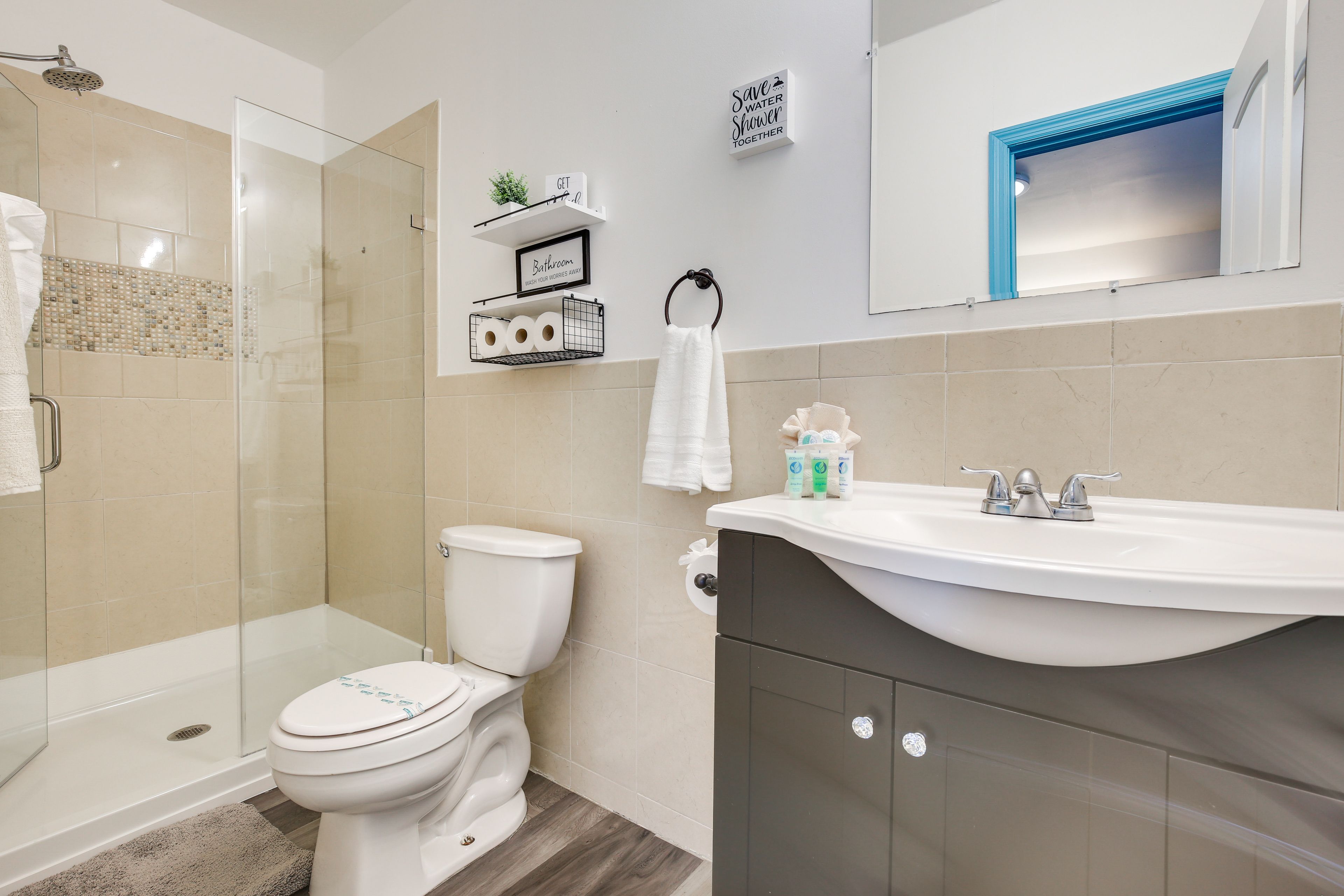 Full Bathroom | Complimentary Toiletries