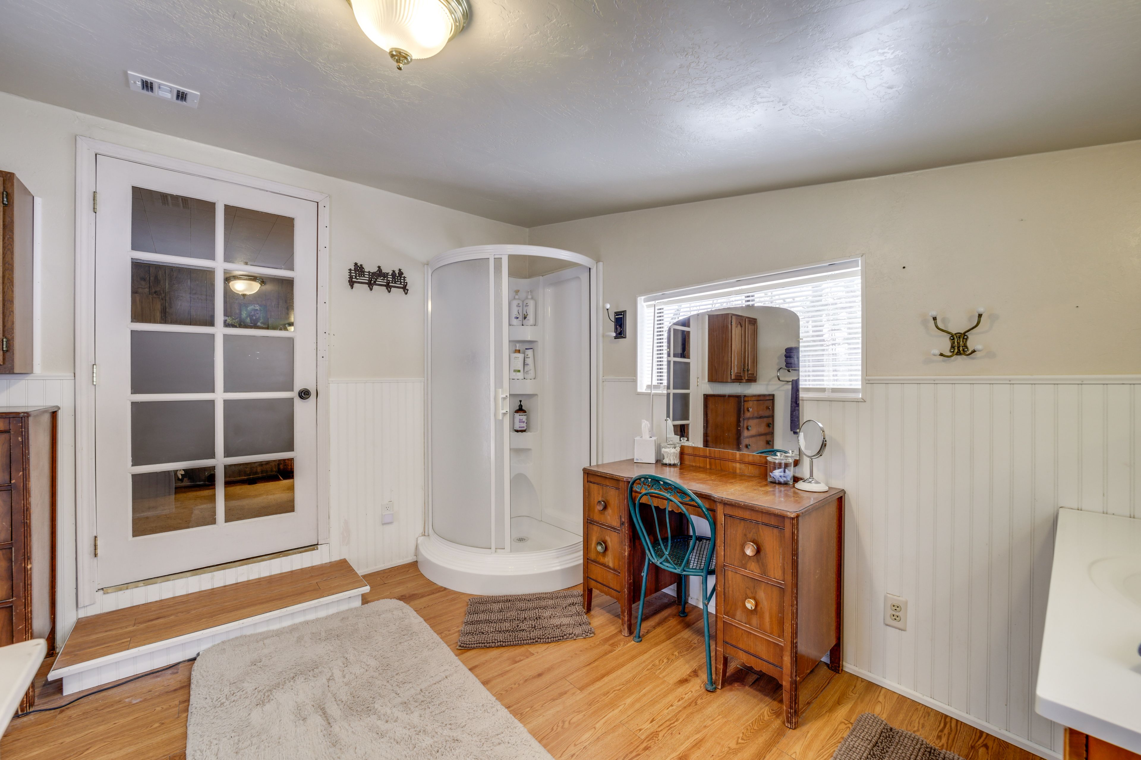 Full Bathroom | Complimentary Toiletries | 2 Interior Steps