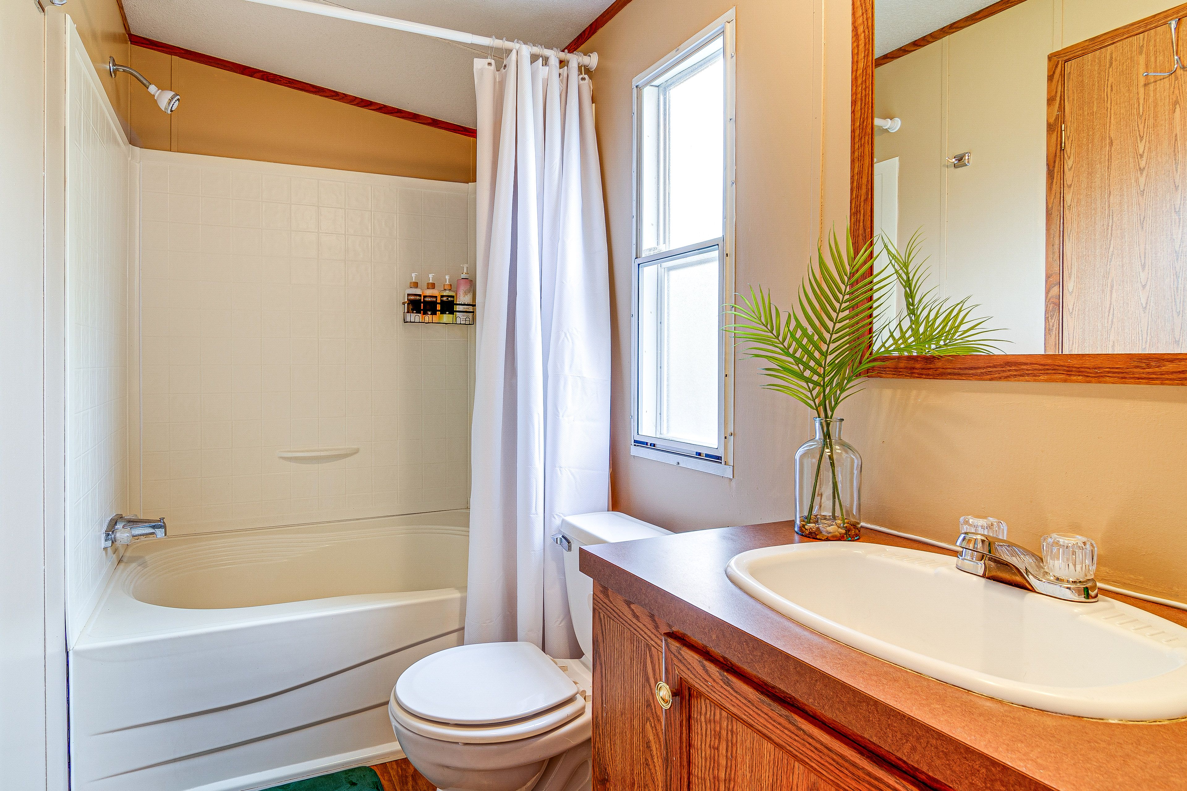 Full Bathroom | Towels Provided