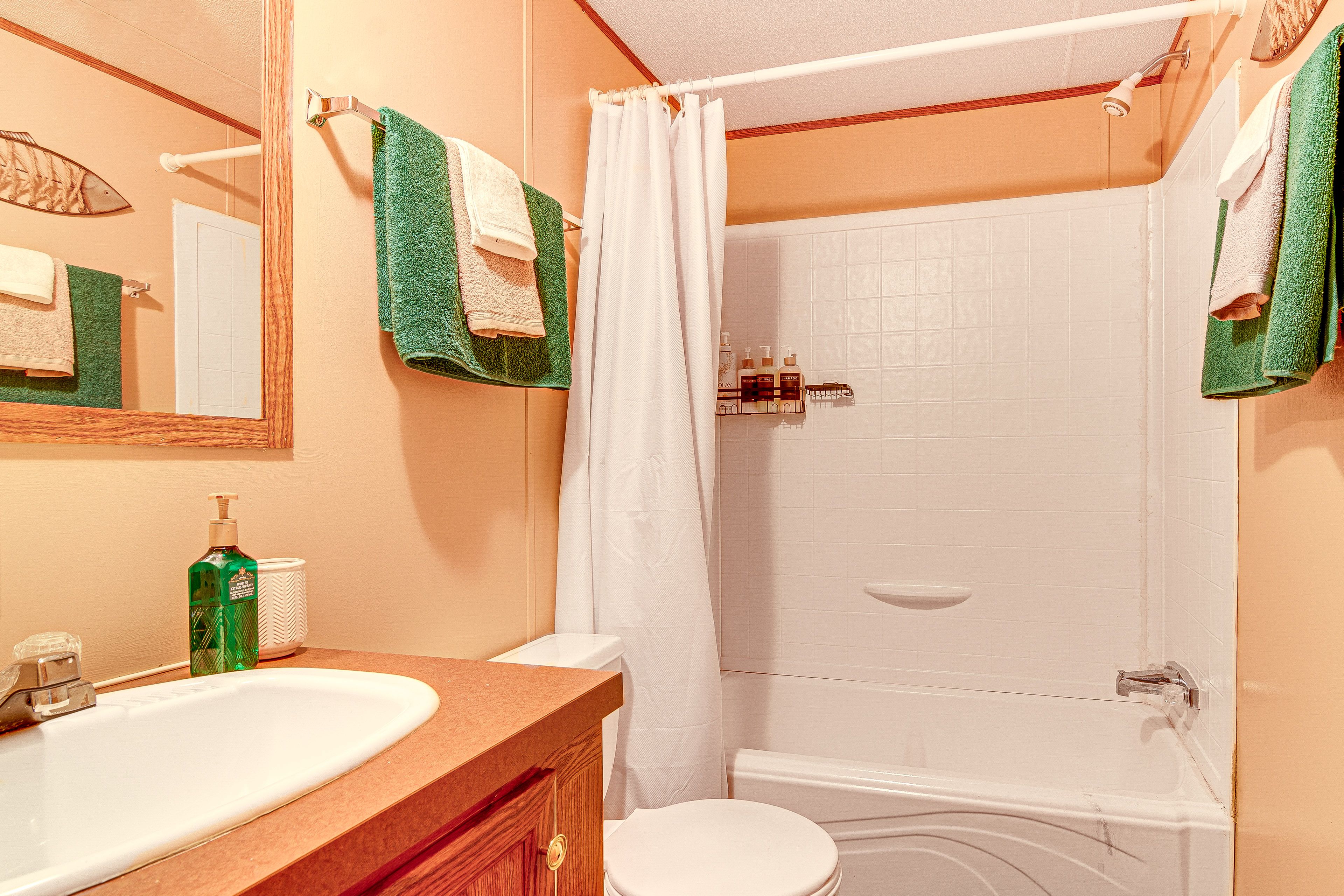 Full Bathroom | Complimentary Toiletries