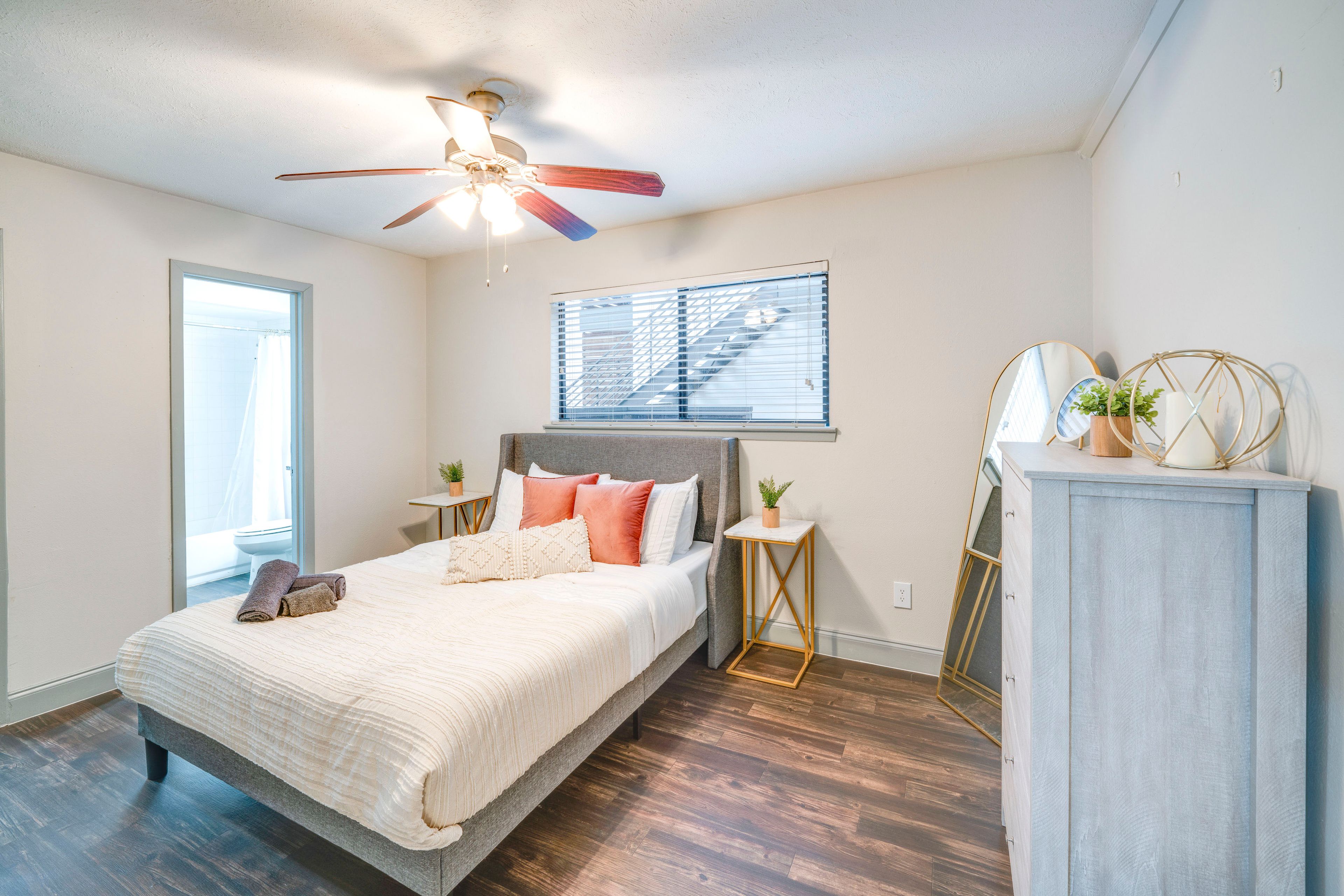 Bedroom 1 | Queen Bed