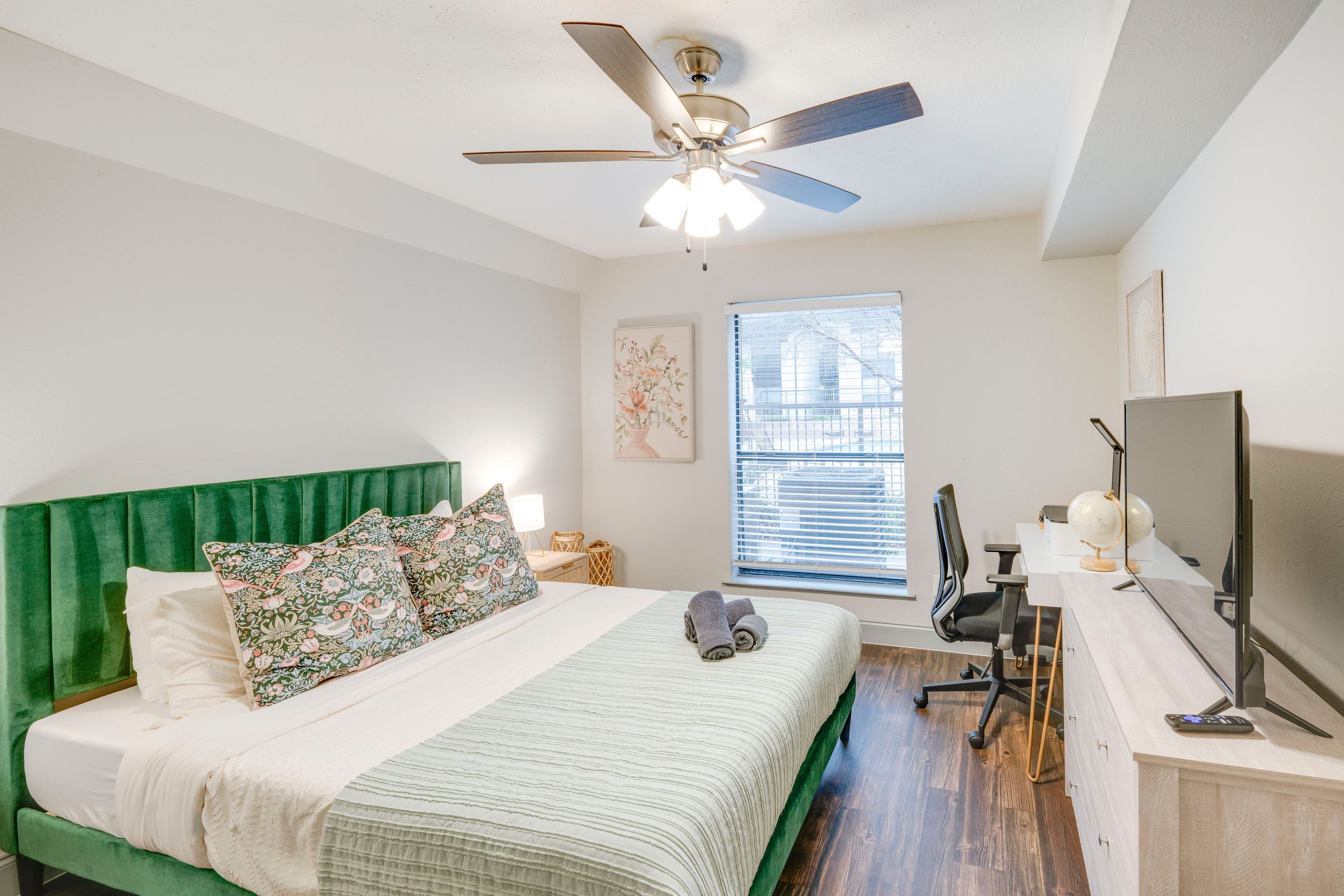 Bedroom 2 | Queen Bed | Workspace