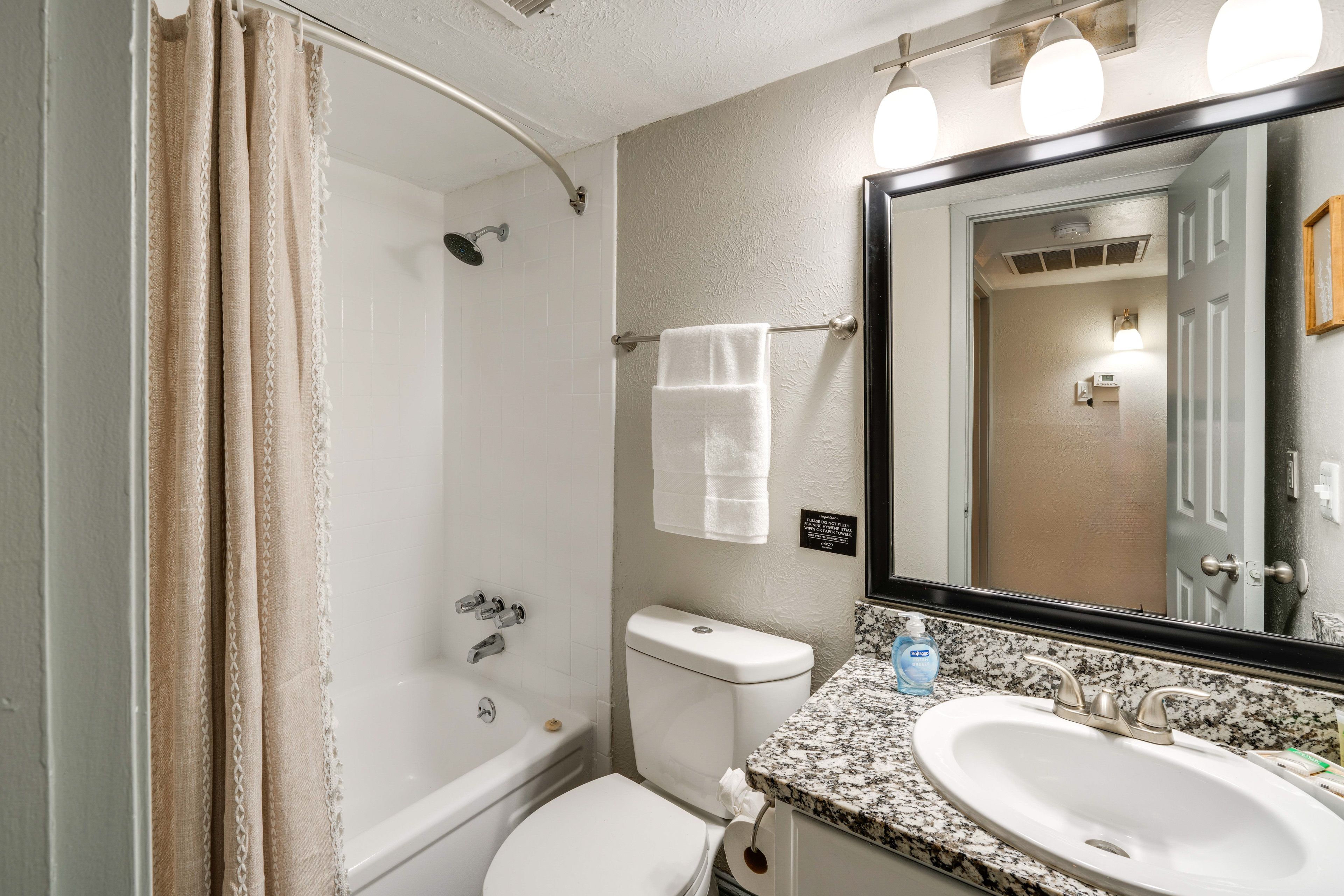 Full Bathroom | Complimentary Toiletries