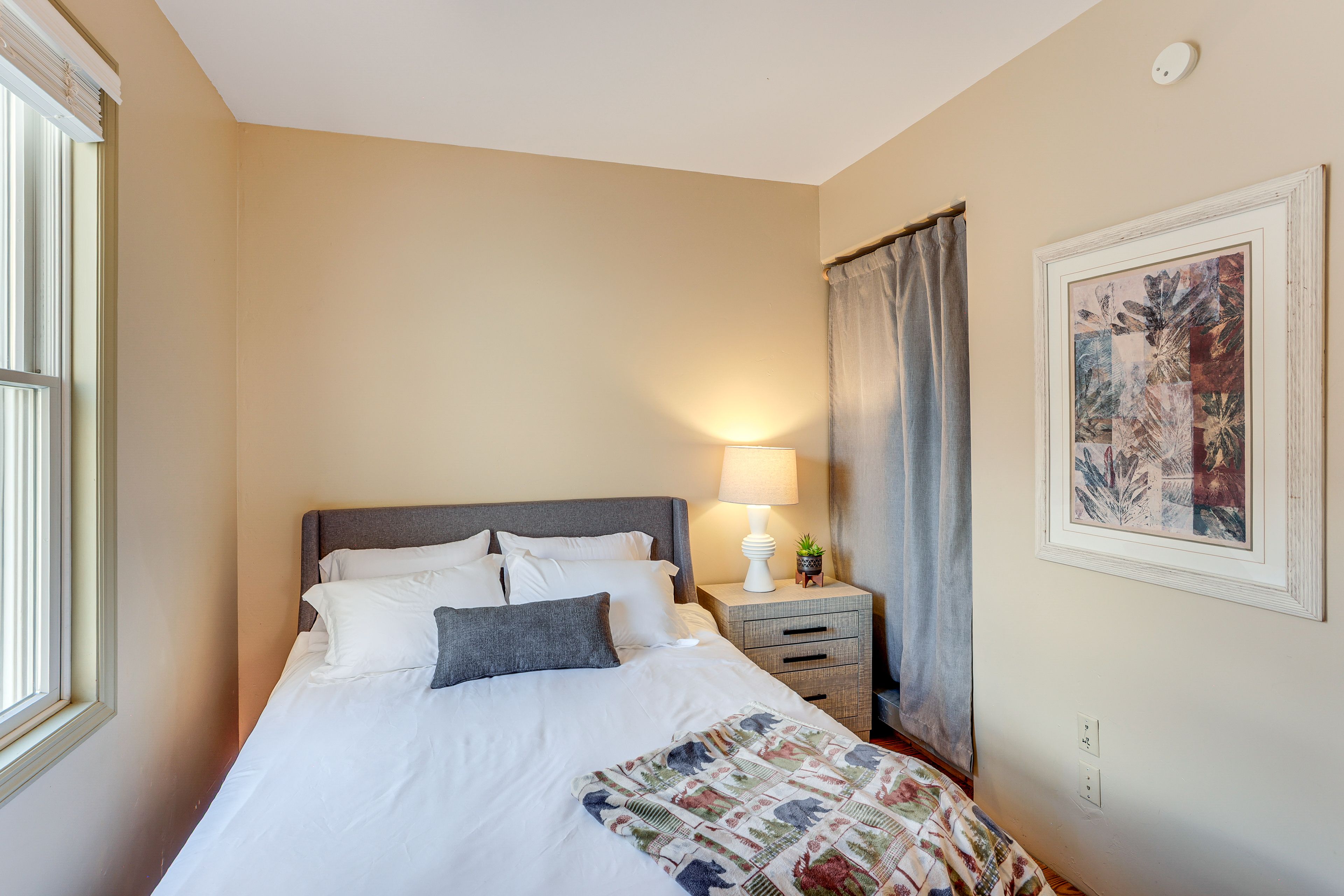 Bedroom 2 | Queen Bed