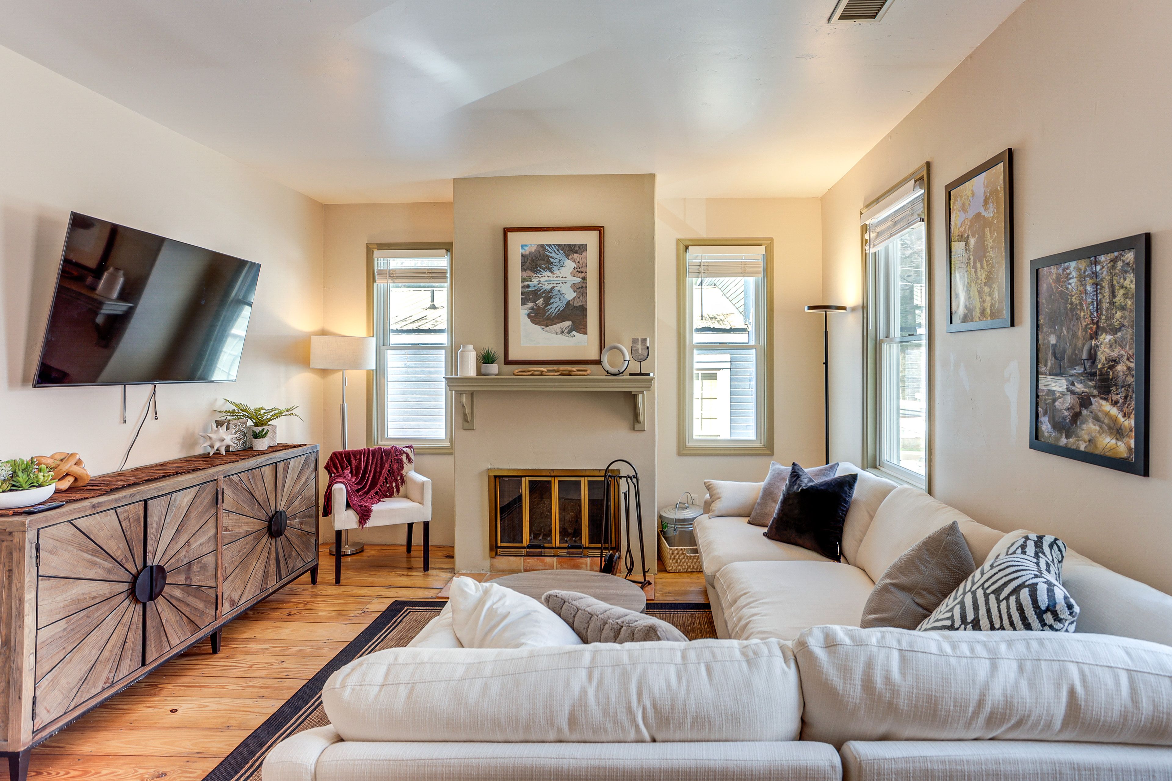 Living Area | Fireplace | Smart TV | Board Games