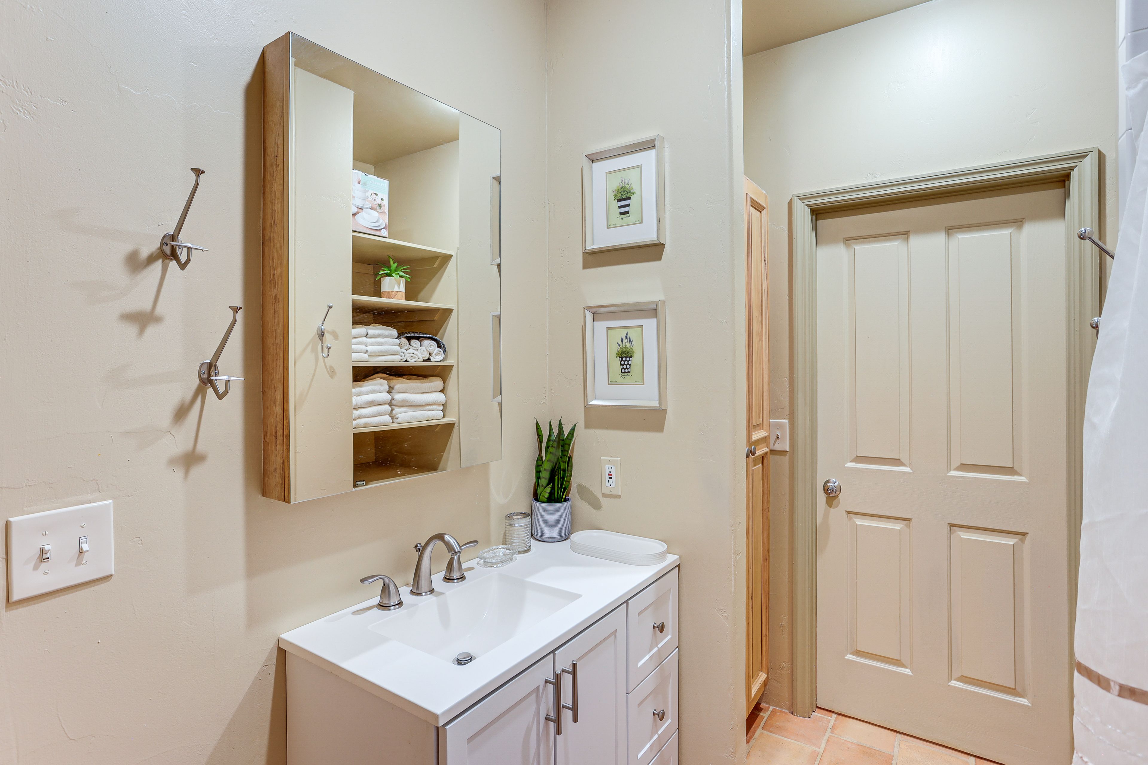 Full Bathroom | Towels Provided