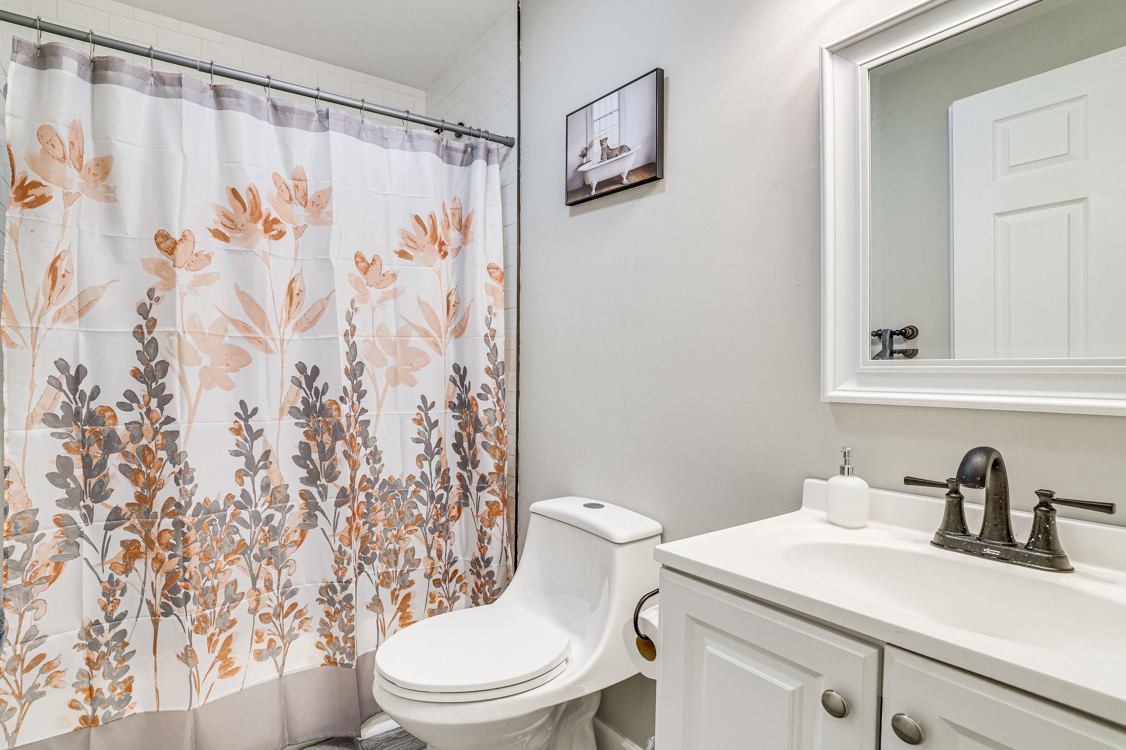 Full Bathroom | Main Floor | Complimentary Toiletries