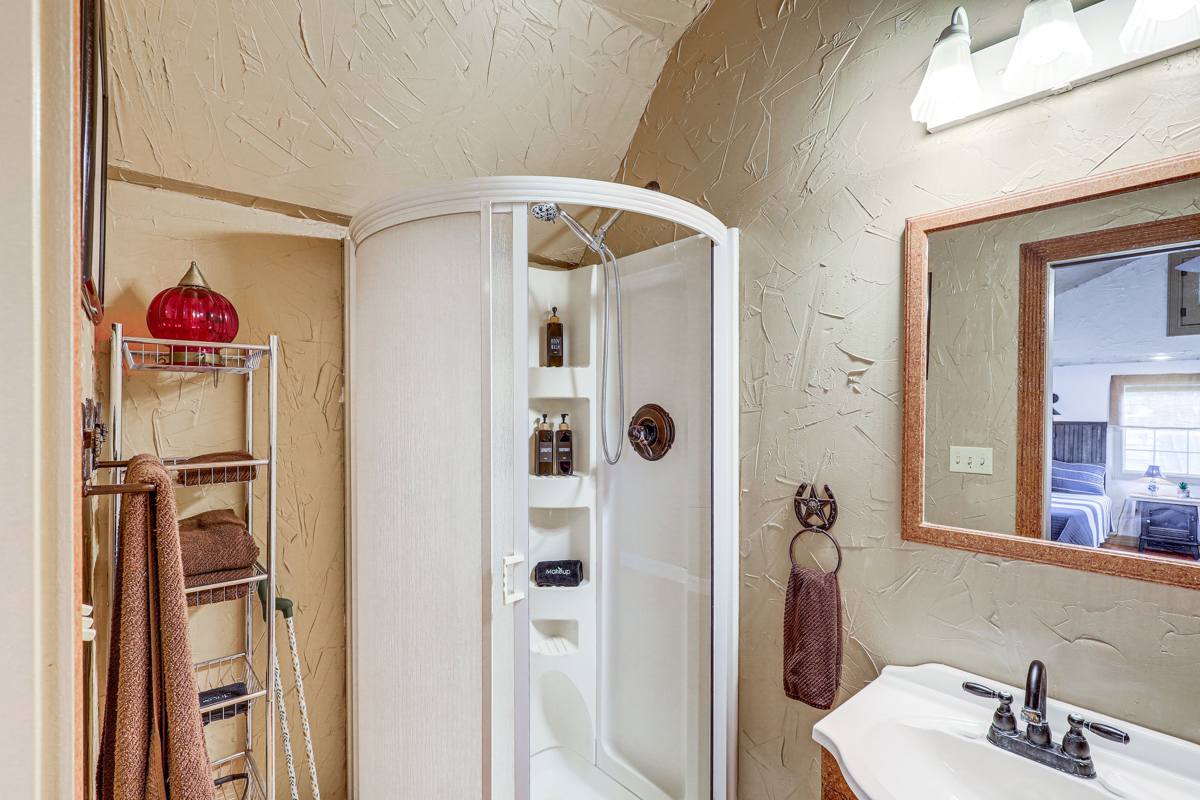 Bunkhouse | Full Bathroom
